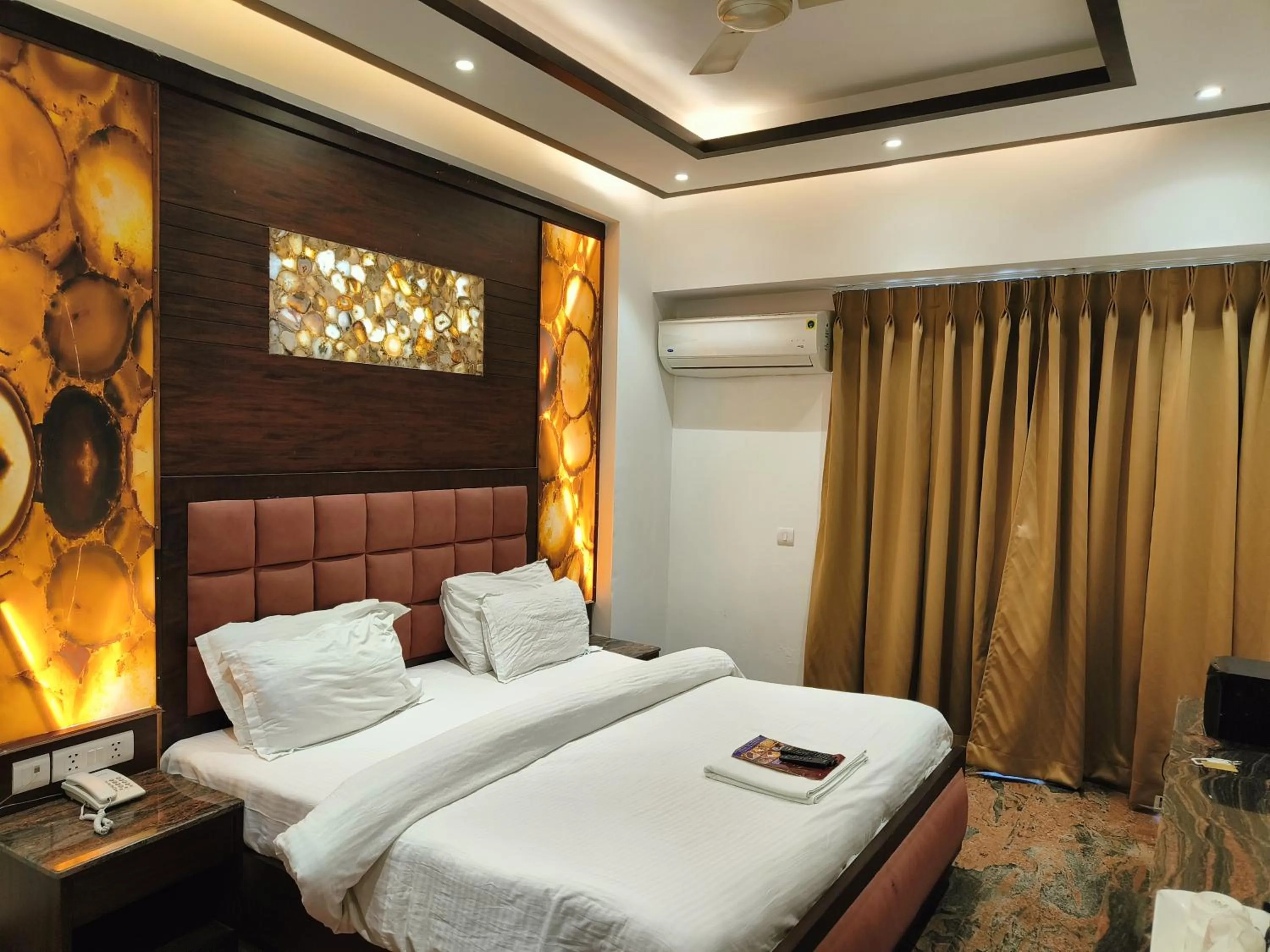 Bed in JJK Rukmini Vilas Hotel & Banquet