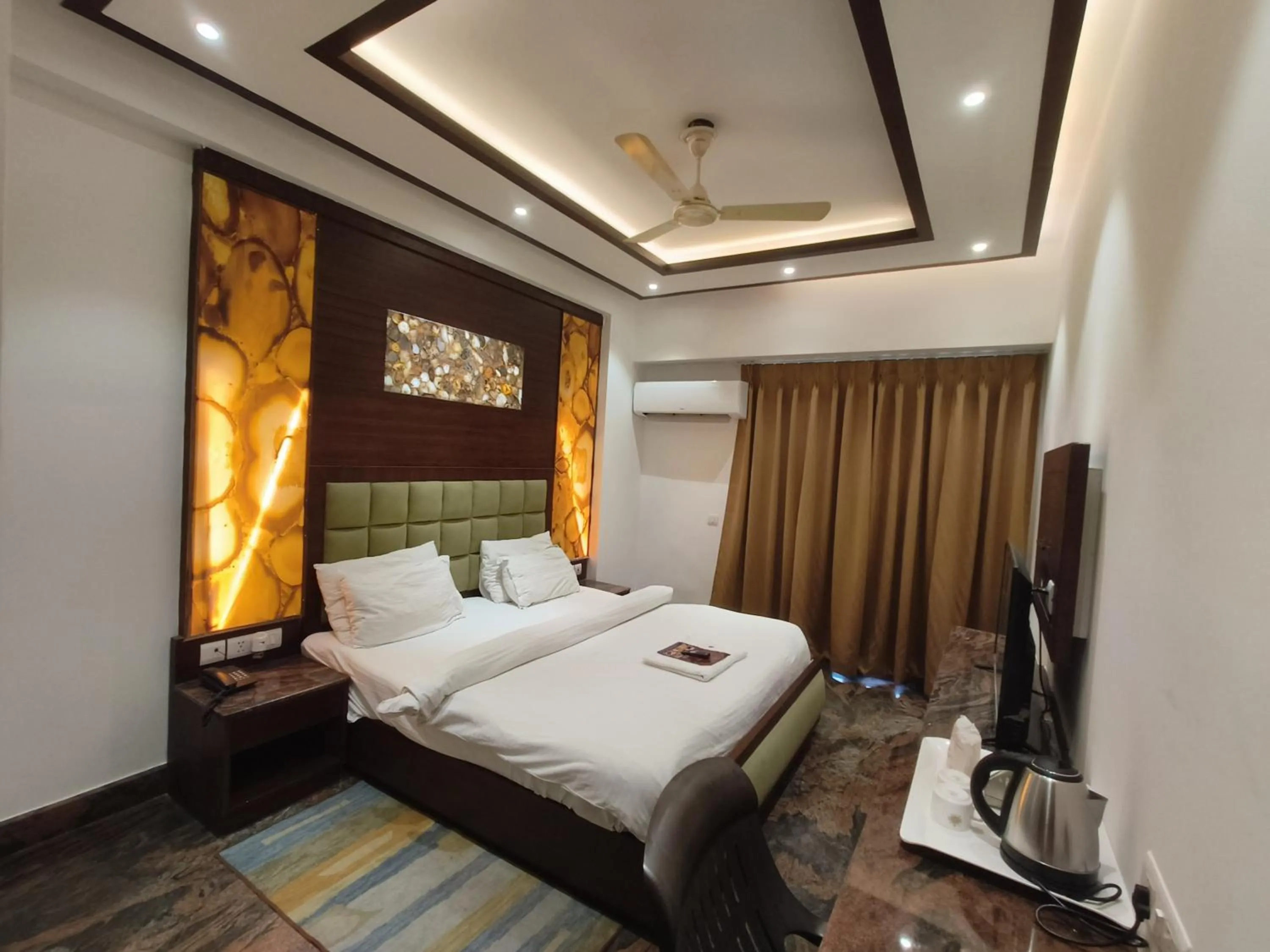 Bed in JJK Rukmini Vilas Hotel & Banquet
