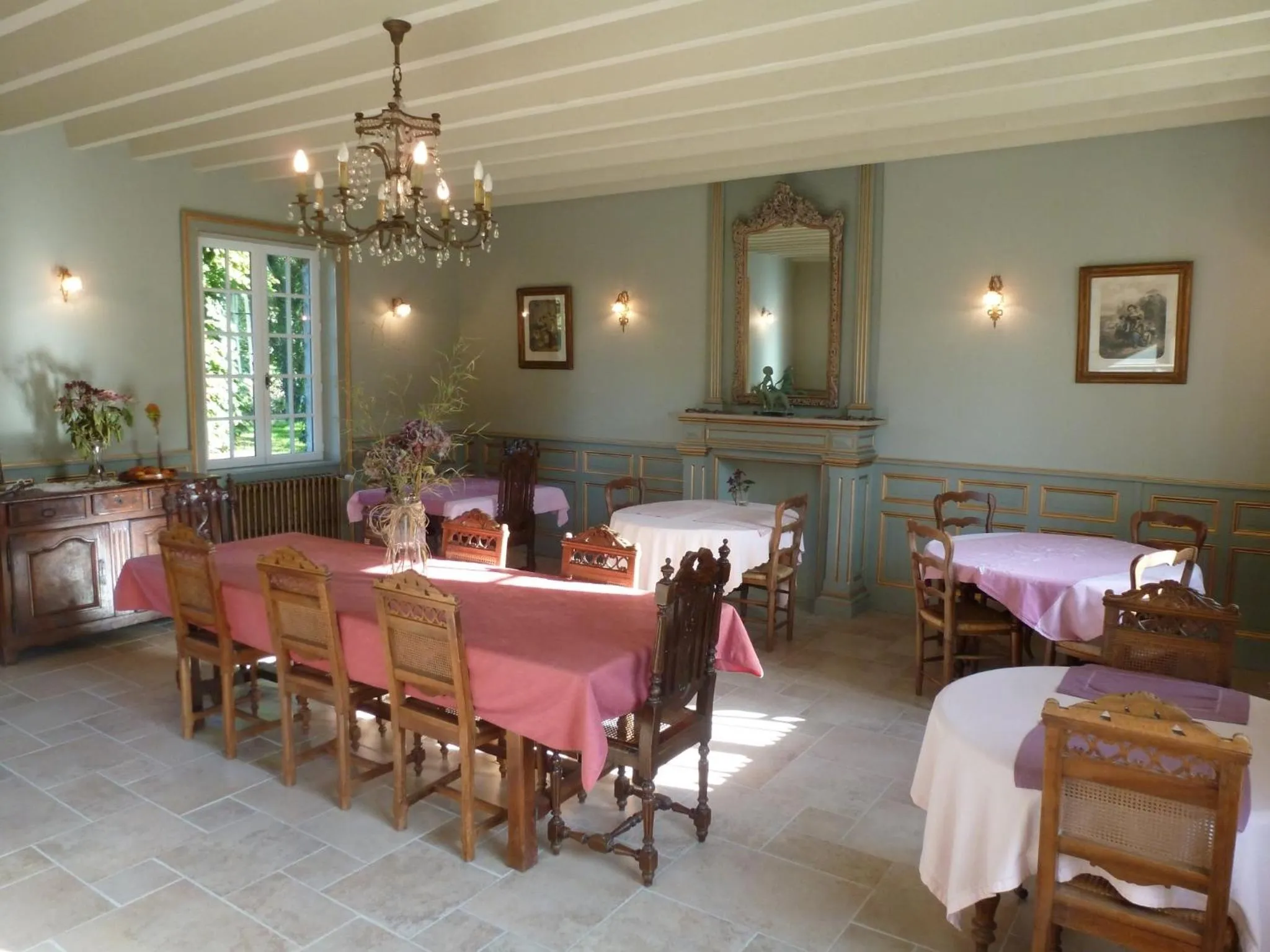 Restaurant/places to eat in Manoir De Savigny