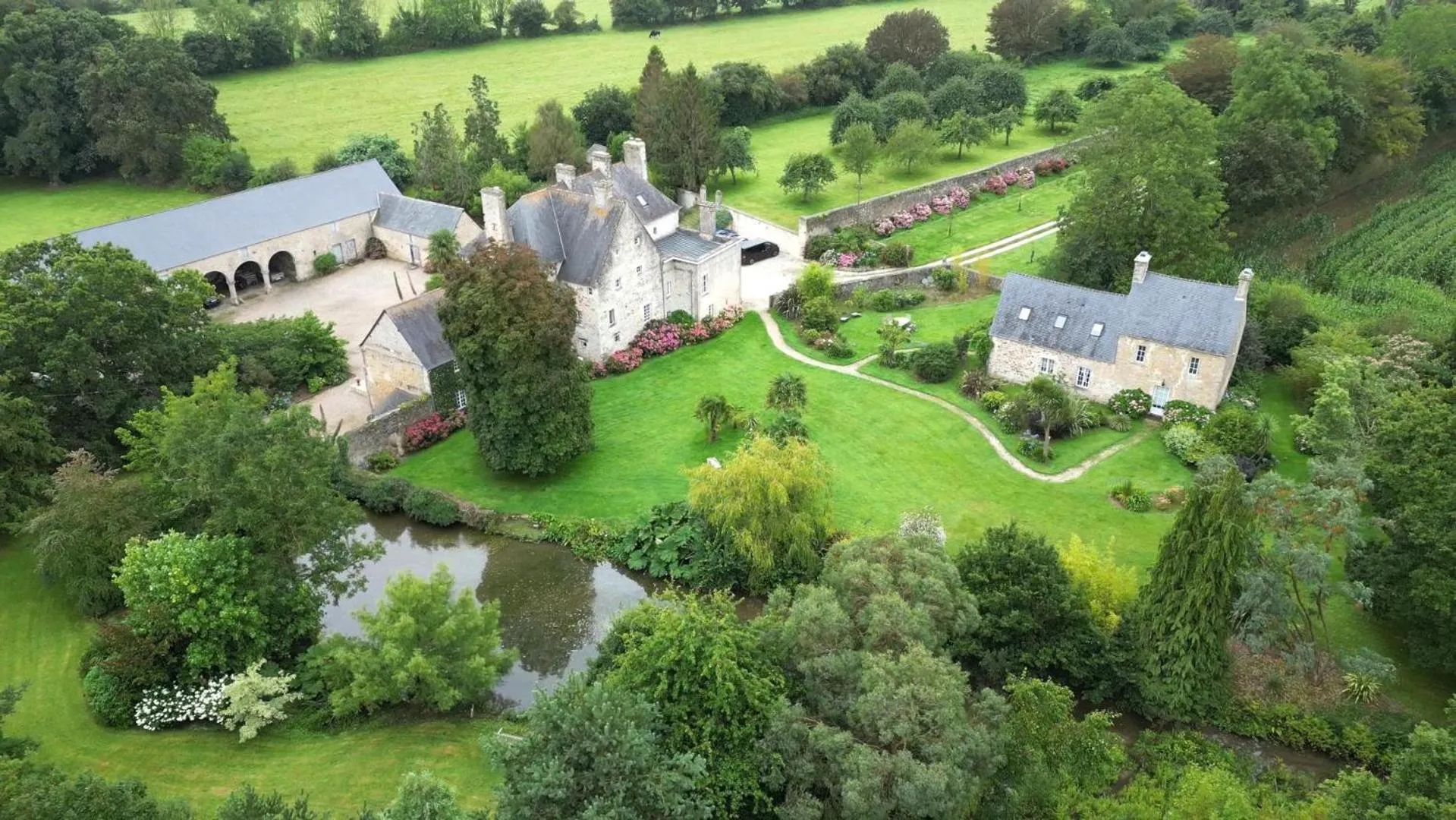 Property building in Manoir De Savigny