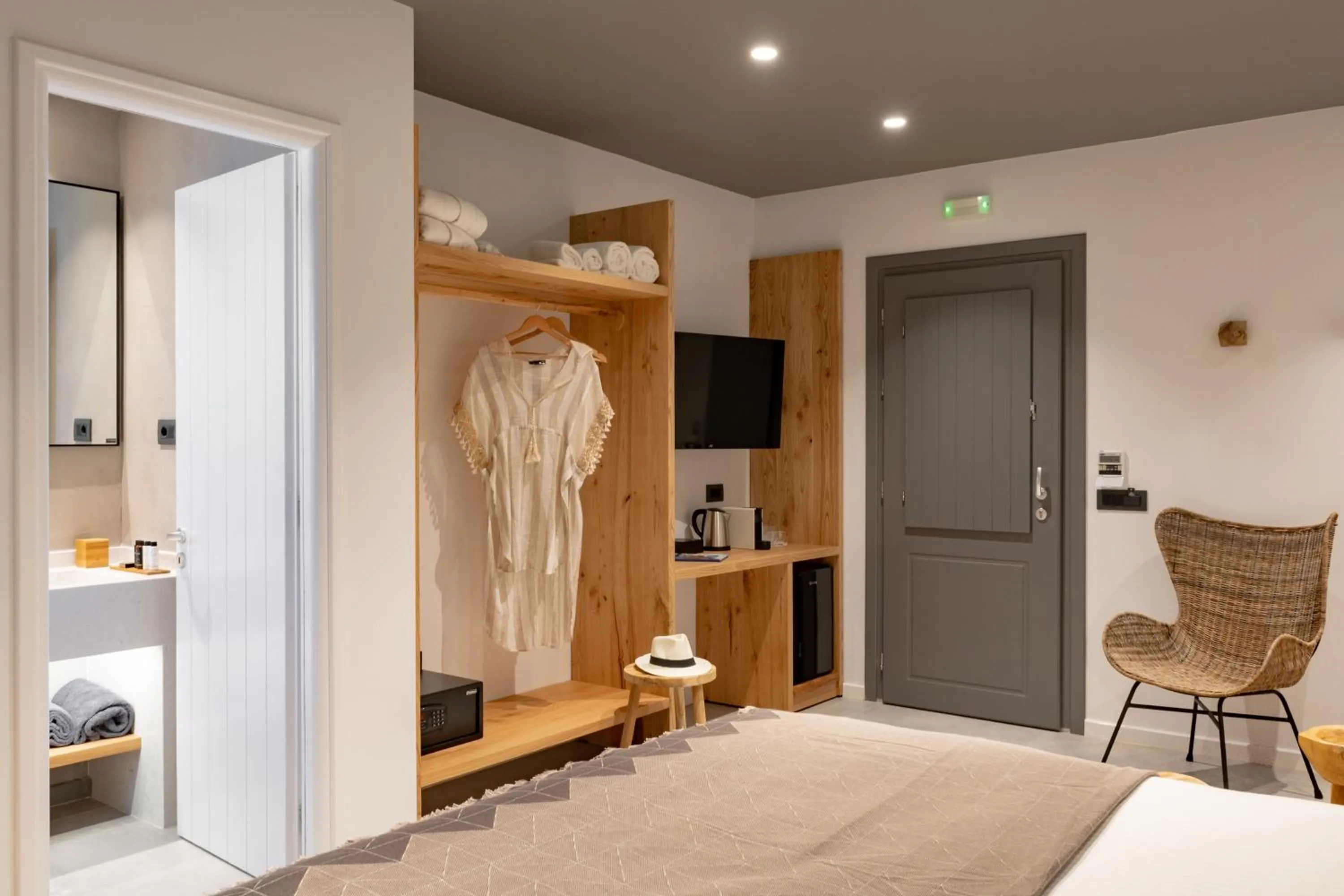 TV and multimedia, Bed in Lemon Suites Santorini