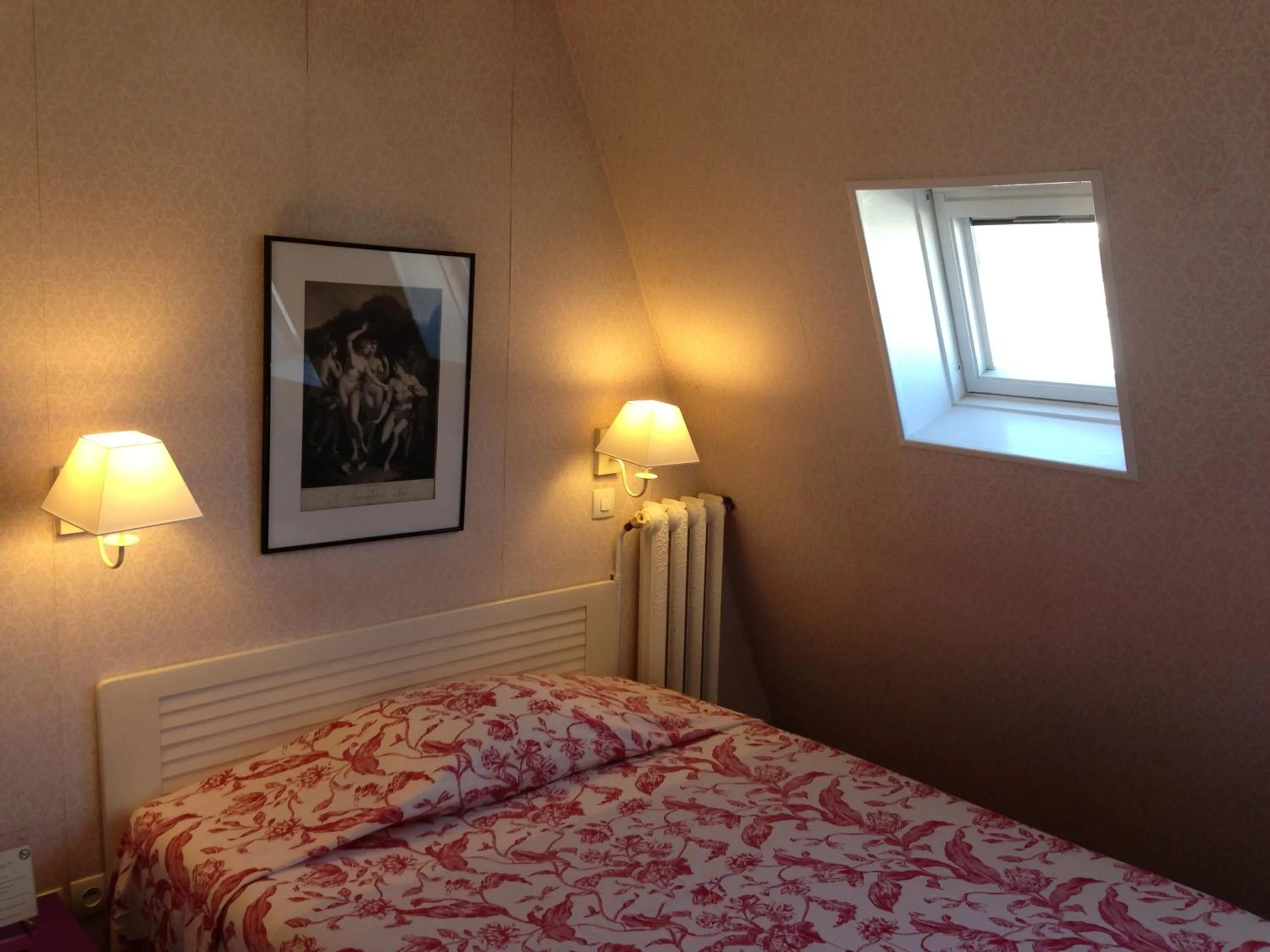 Bed, TV/Entertainment Center in Hotel Agora