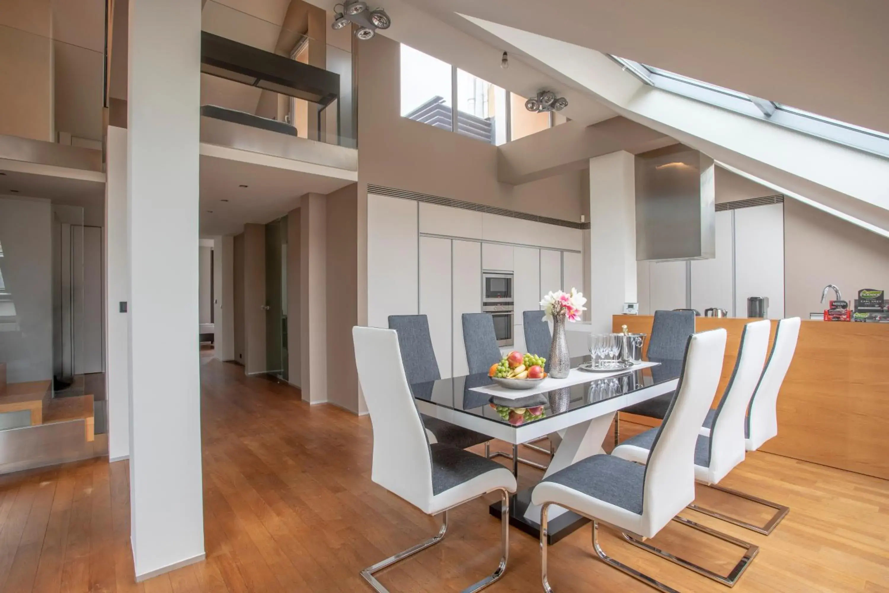 LUXURY CENTRAL DUPLEX WITH TERRACE LUXURY CENTRAL DUPLEX WITH TERRACE