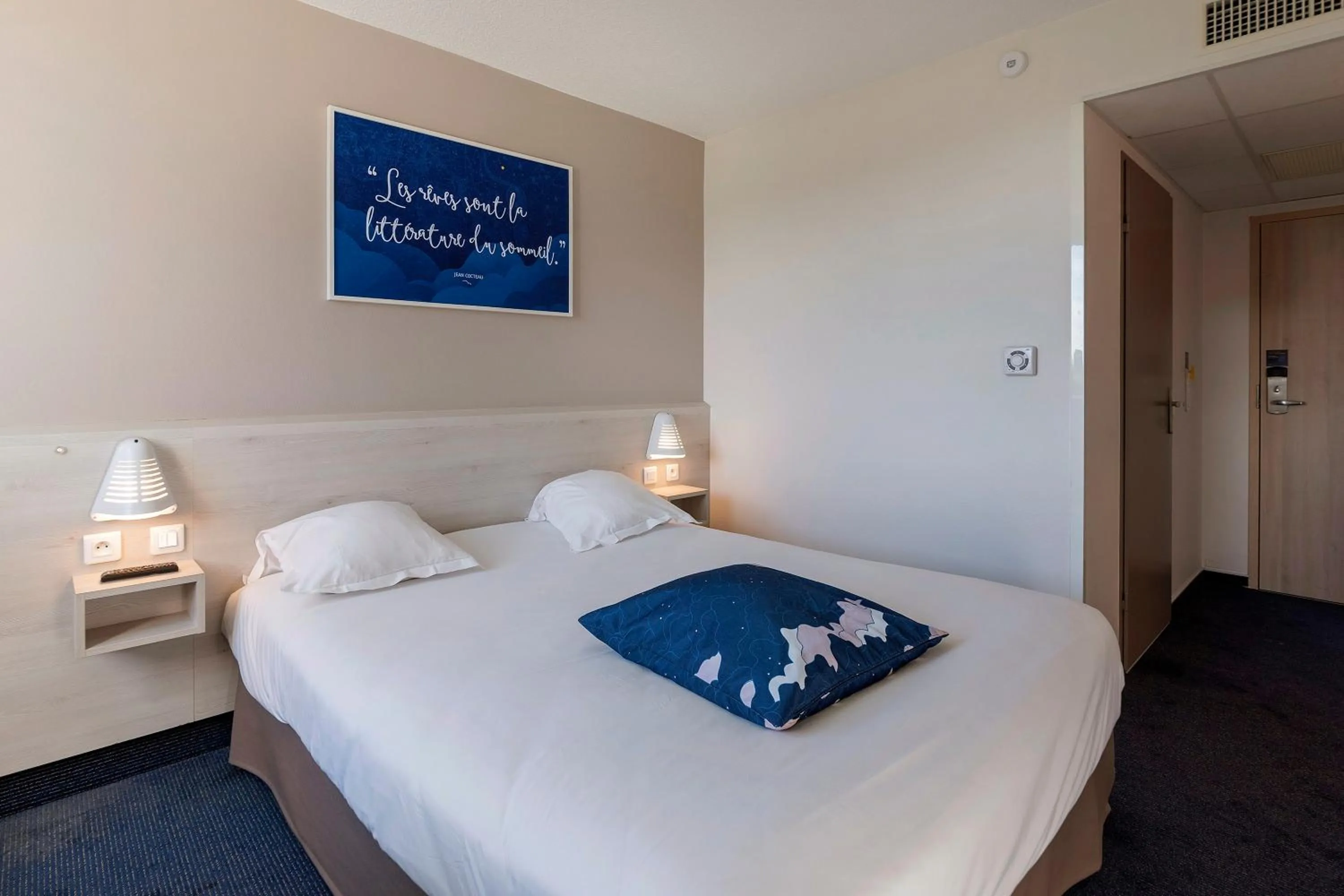 Bed in Ace Hôtel Paris Sud Villabe