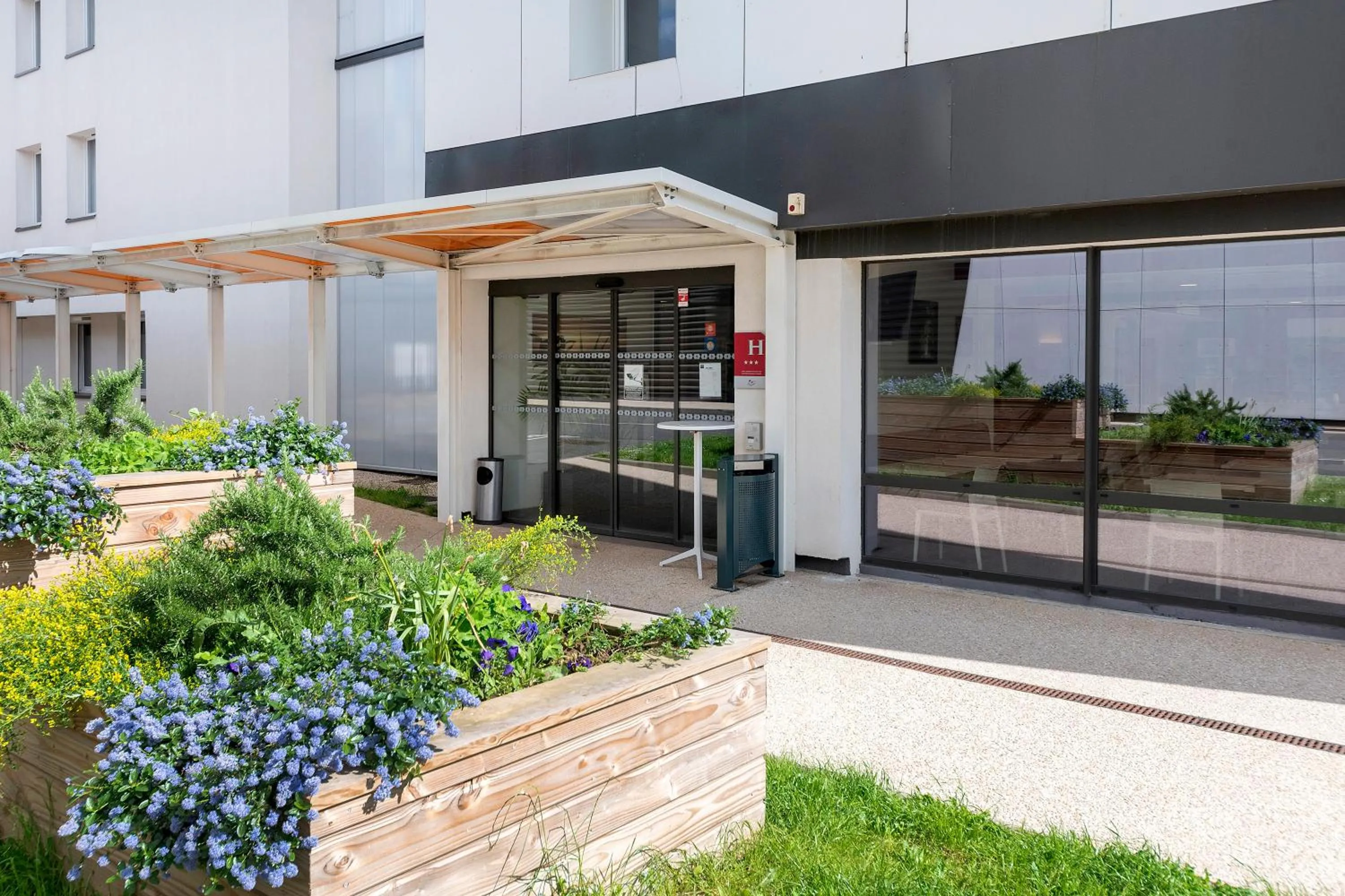 Facade/entrance in Ace Hôtel Paris Sud Villabe