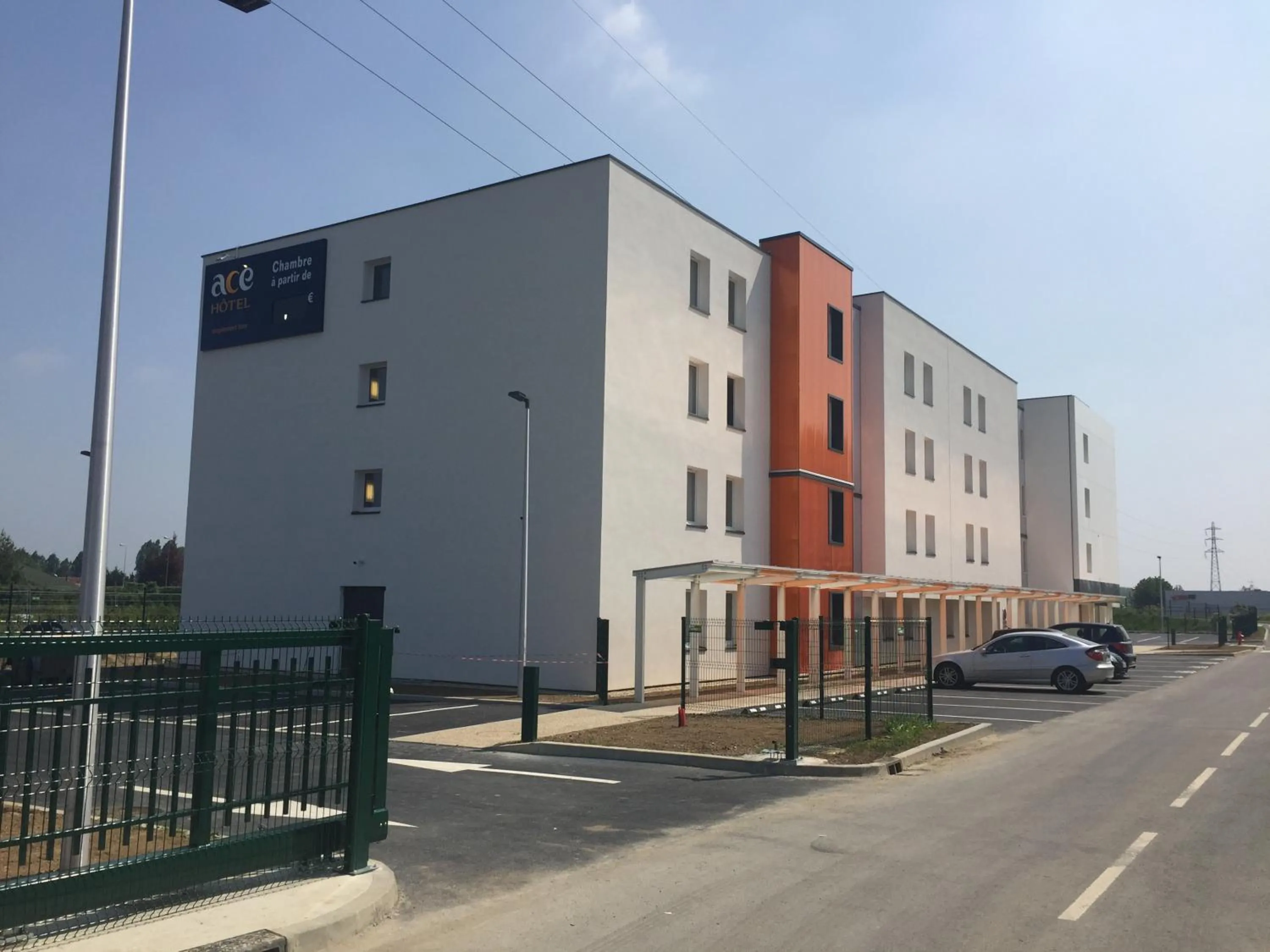 Property building in Ace Hôtel Paris Sud Villabe