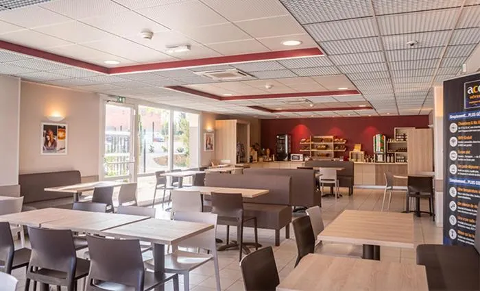 Buffet breakfast in Ace Hôtel Paris Sud Villabe