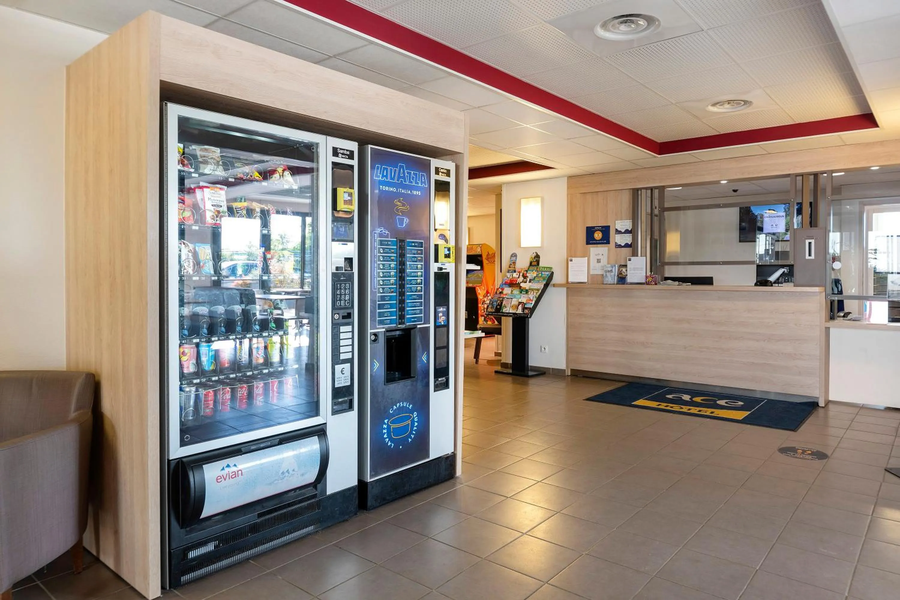 Lobby or reception in Ace Hôtel Paris Sud Villabe