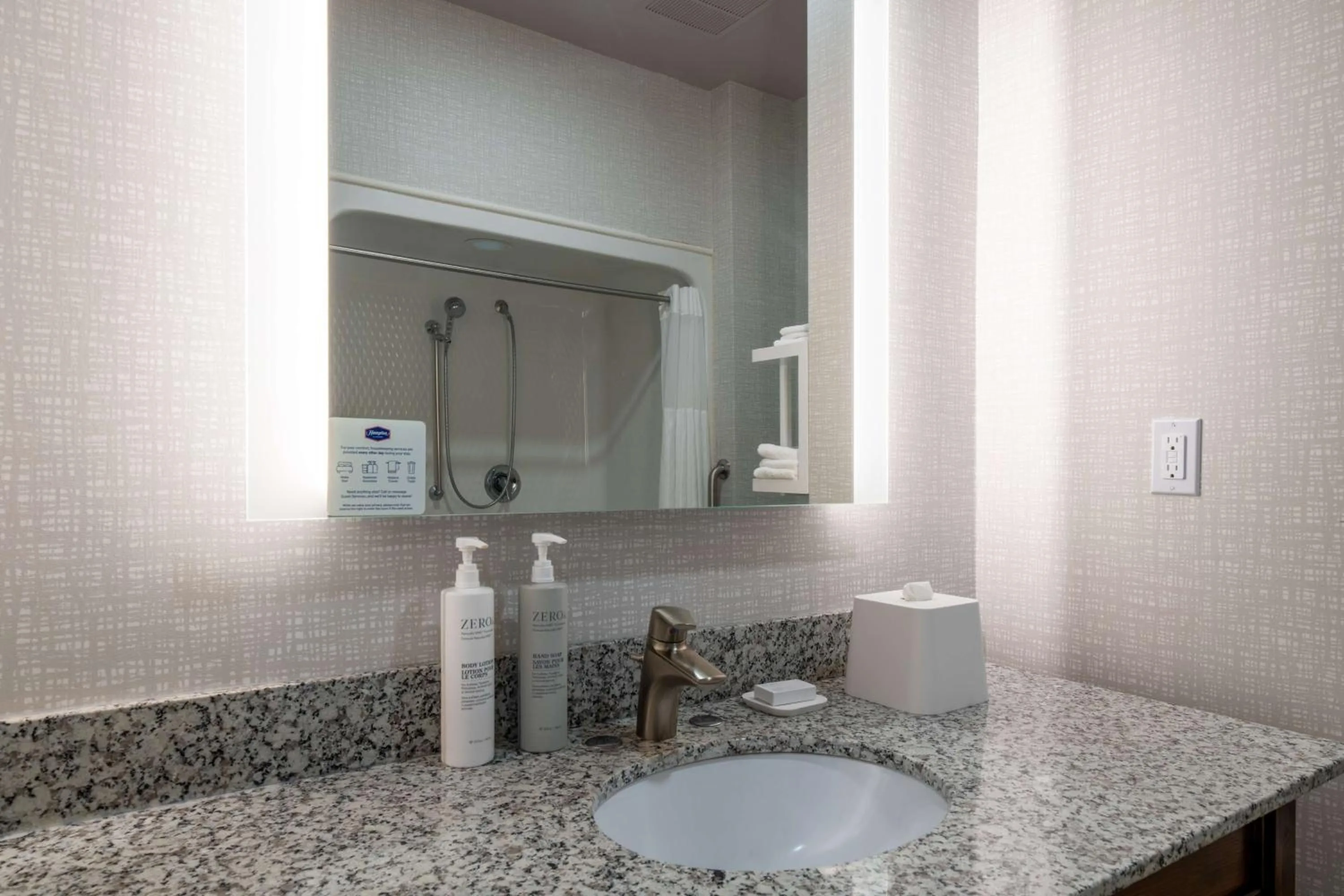 Bathroom in Hampton Inn Dahlgren