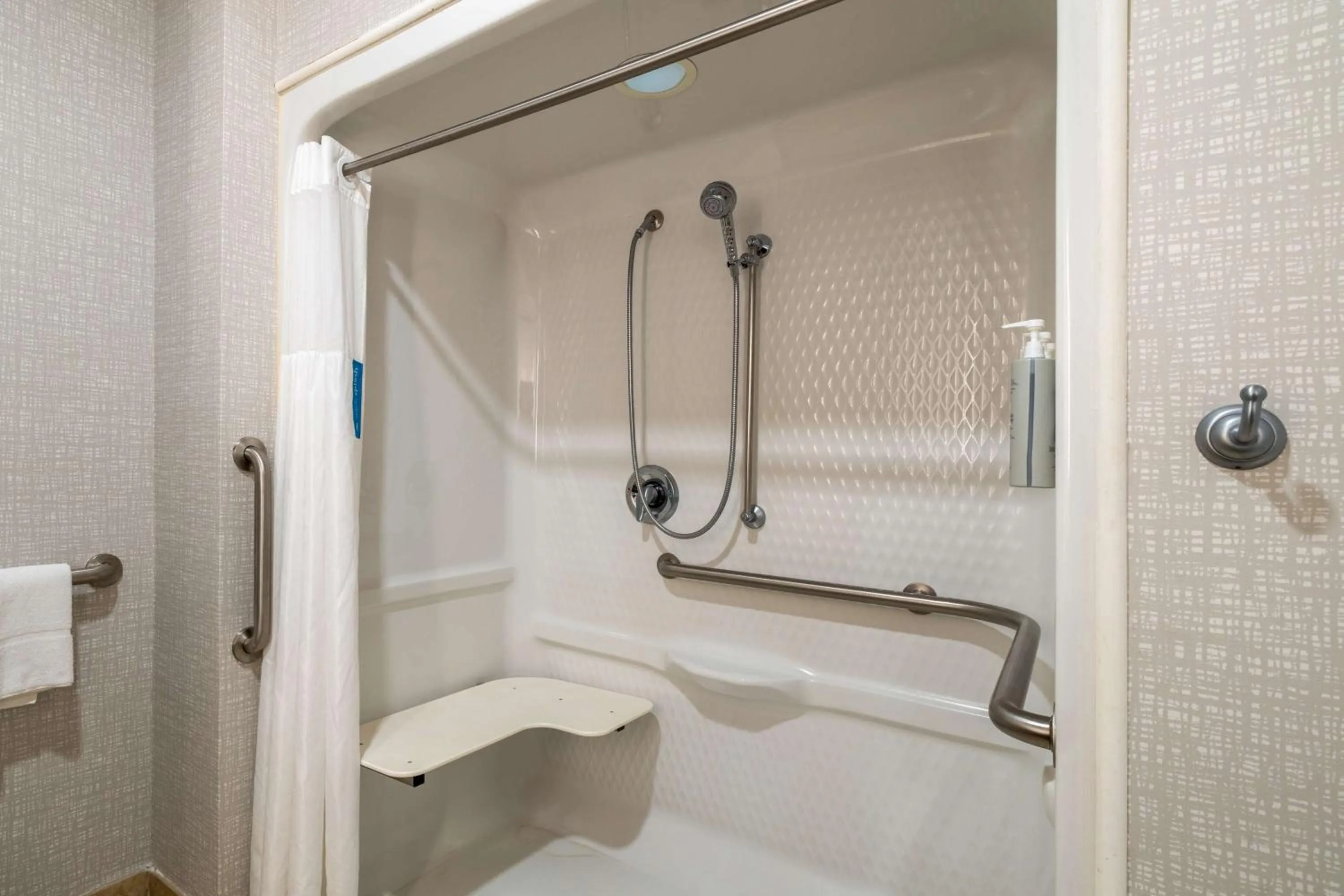 Bathroom in Hampton Inn Dahlgren