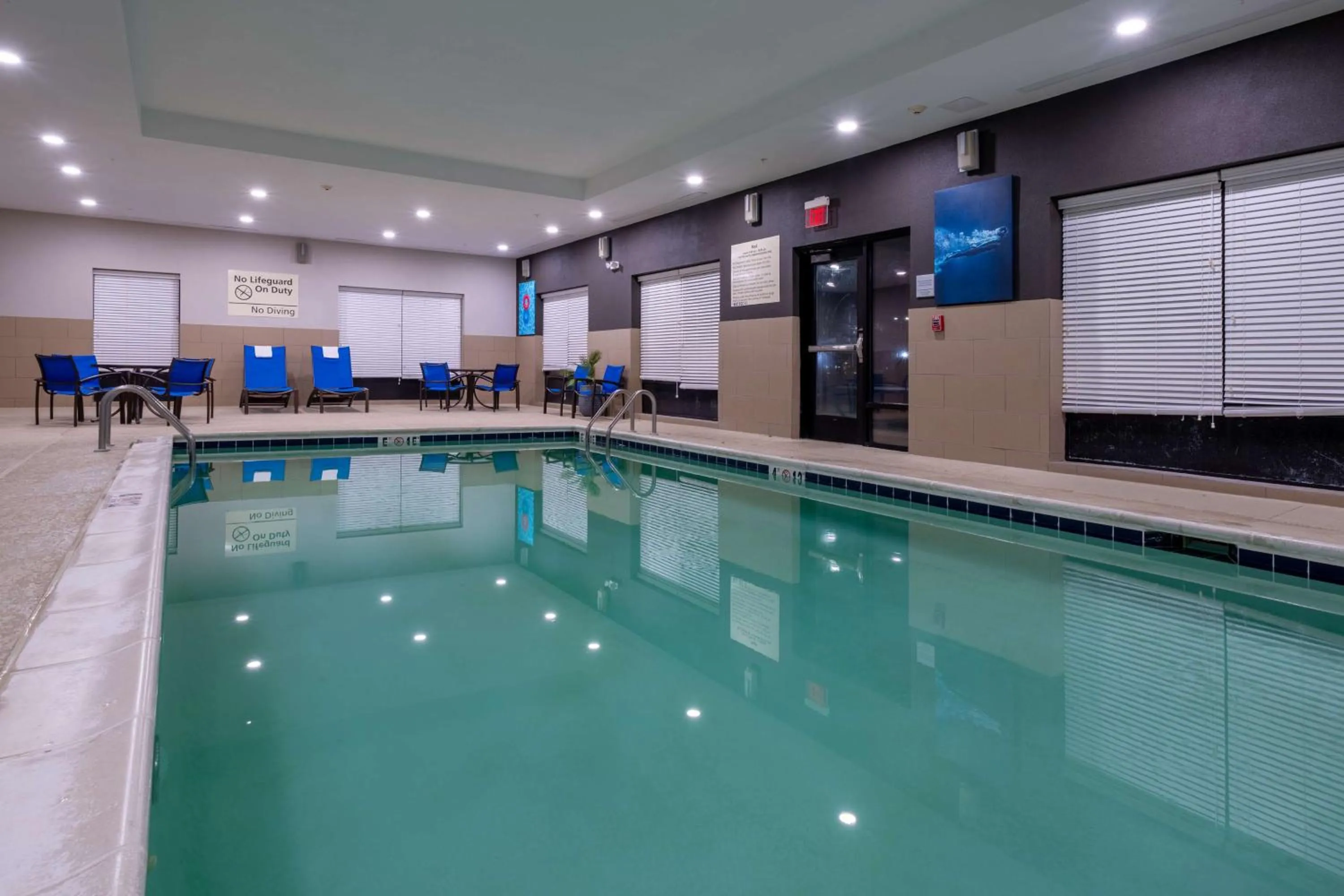 Pool view in Hampton Inn Dahlgren