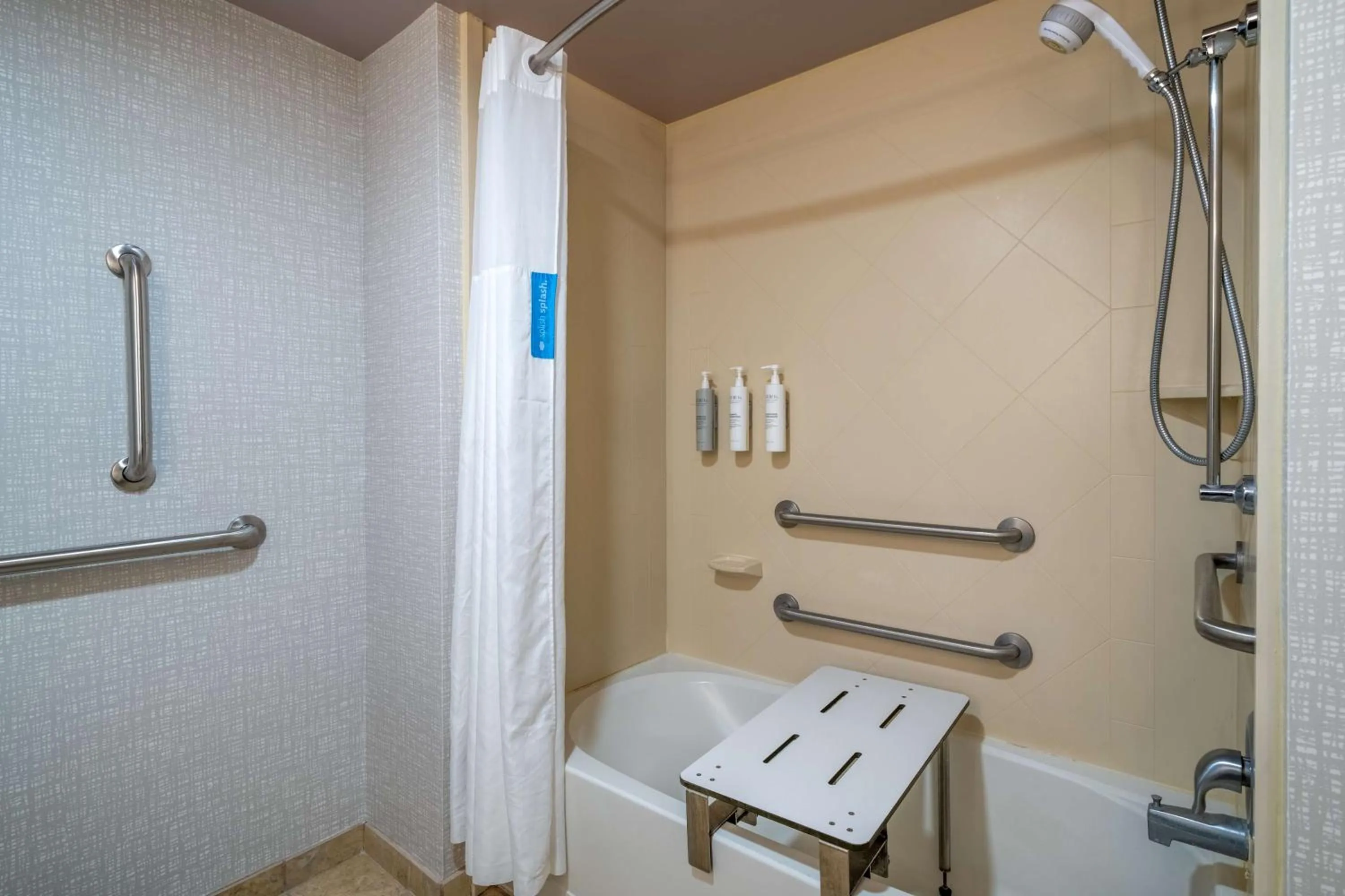 Bathroom in Hampton Inn Dahlgren