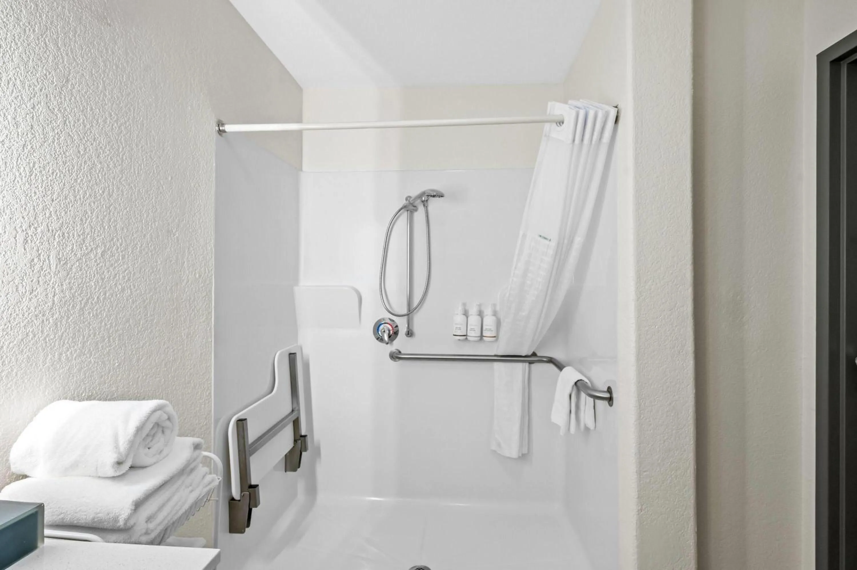 Shower, Bed in La Quinta by Wyndham Searcy