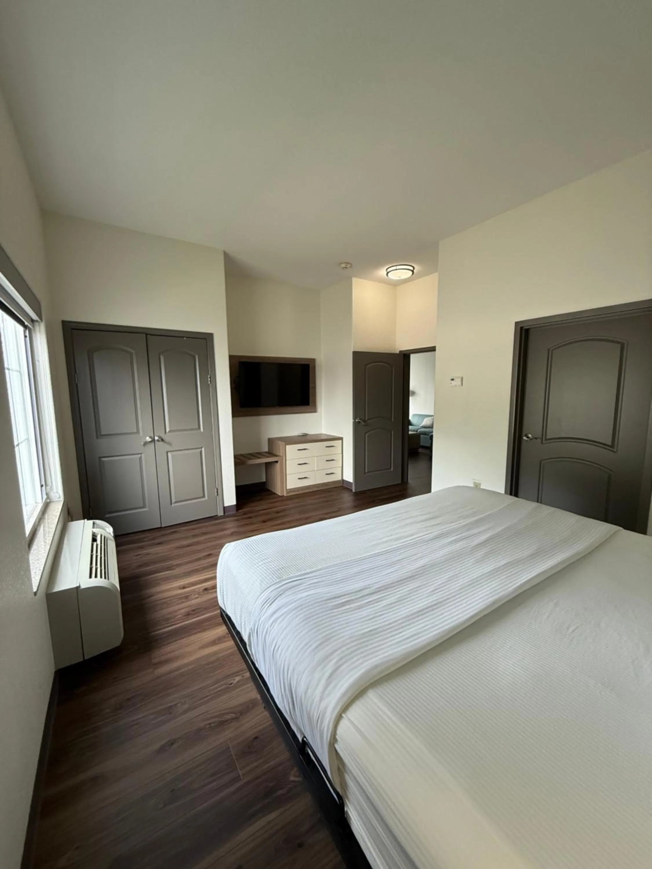 Bedroom, Bed in La Quinta by Wyndham Searcy