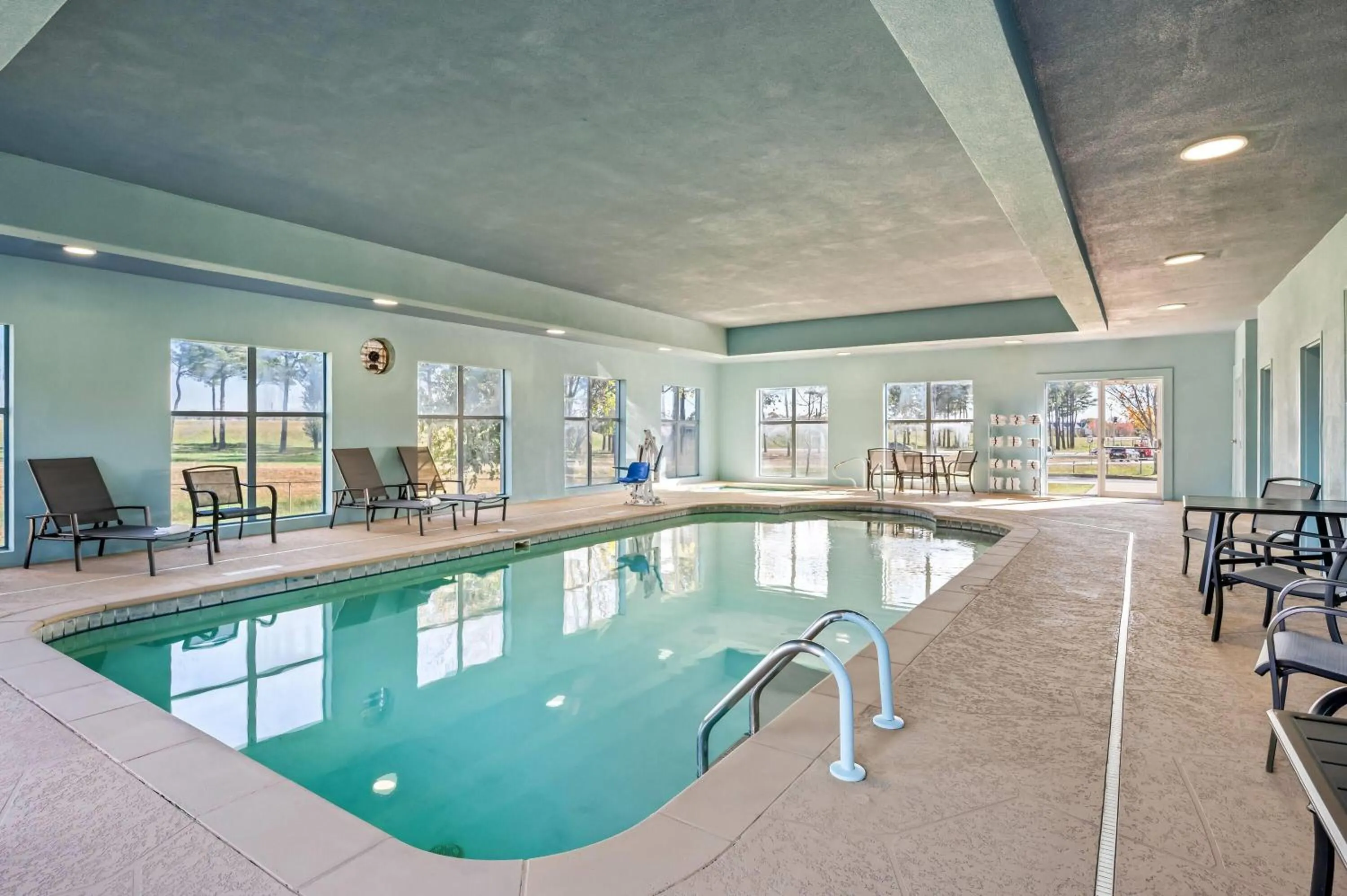 Swimming pool in La Quinta by Wyndham Searcy