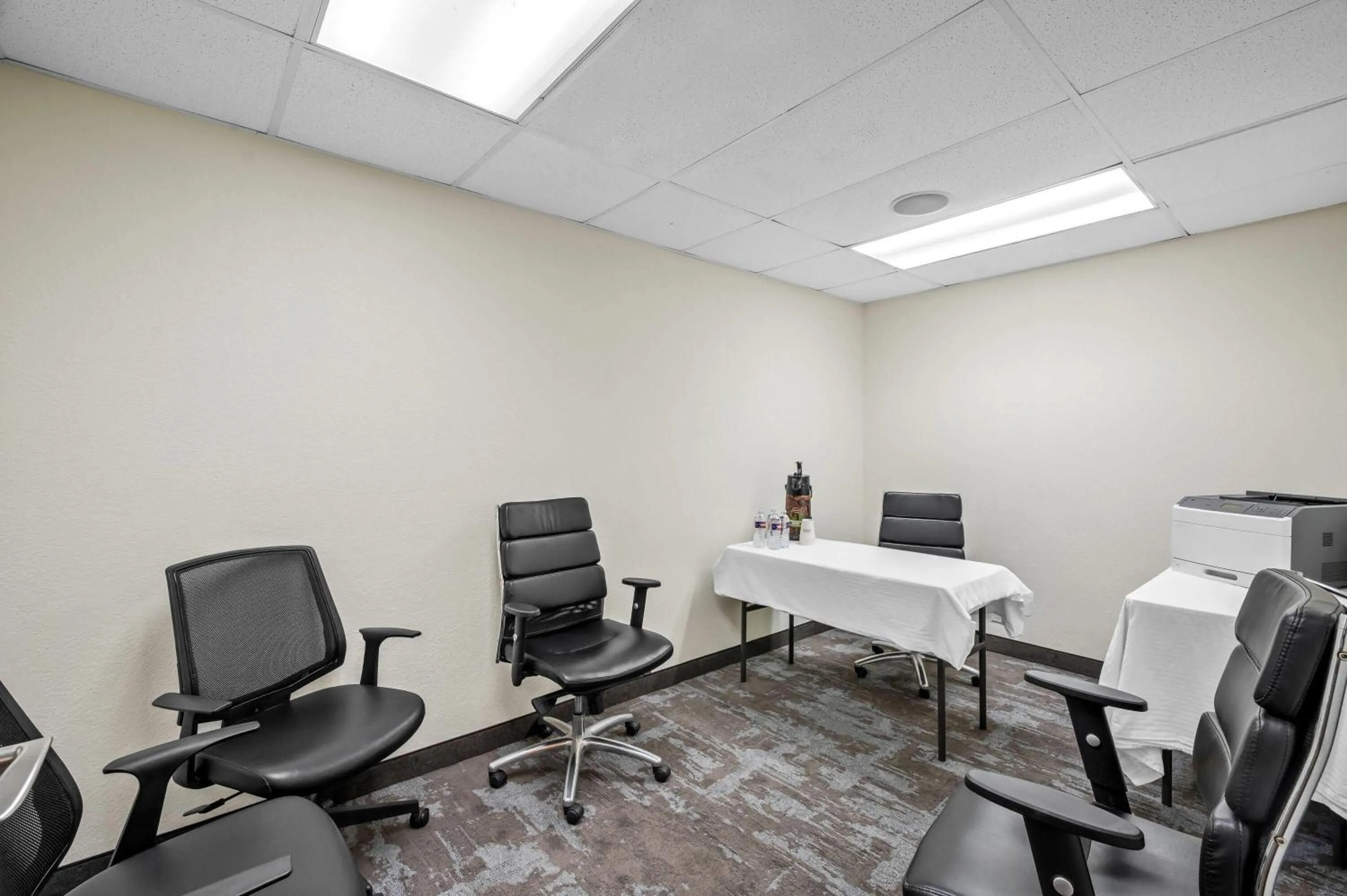 Meeting/conference room in La Quinta by Wyndham Searcy