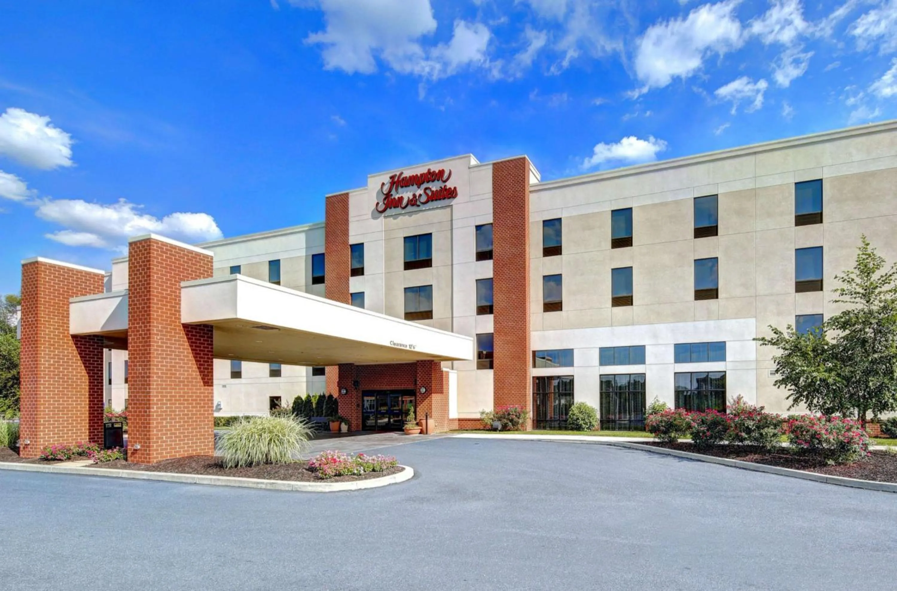 Property building in Hampton Inn & Suites Harrisburg