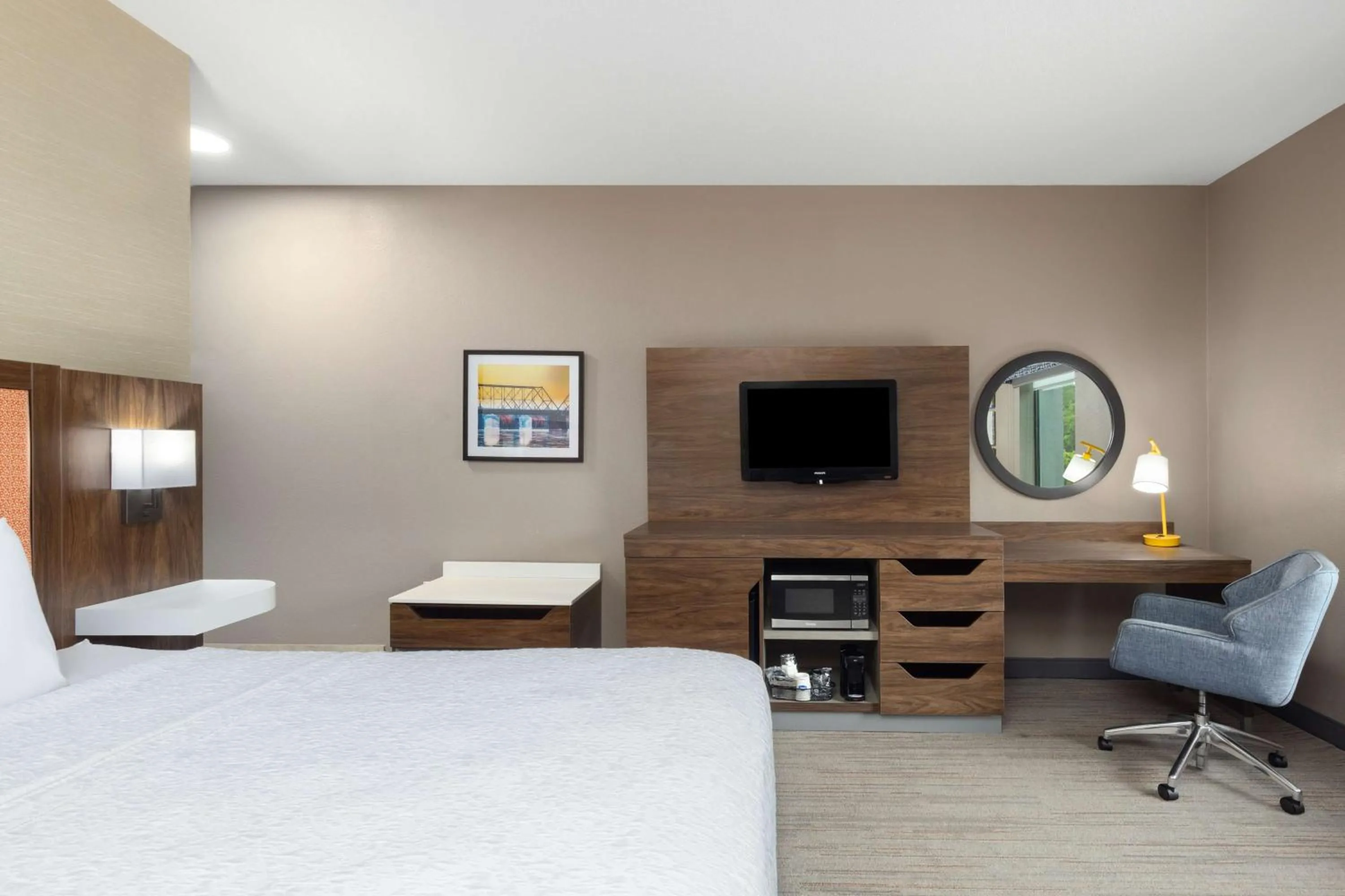 Bed in Hampton Inn & Suites Harrisburg