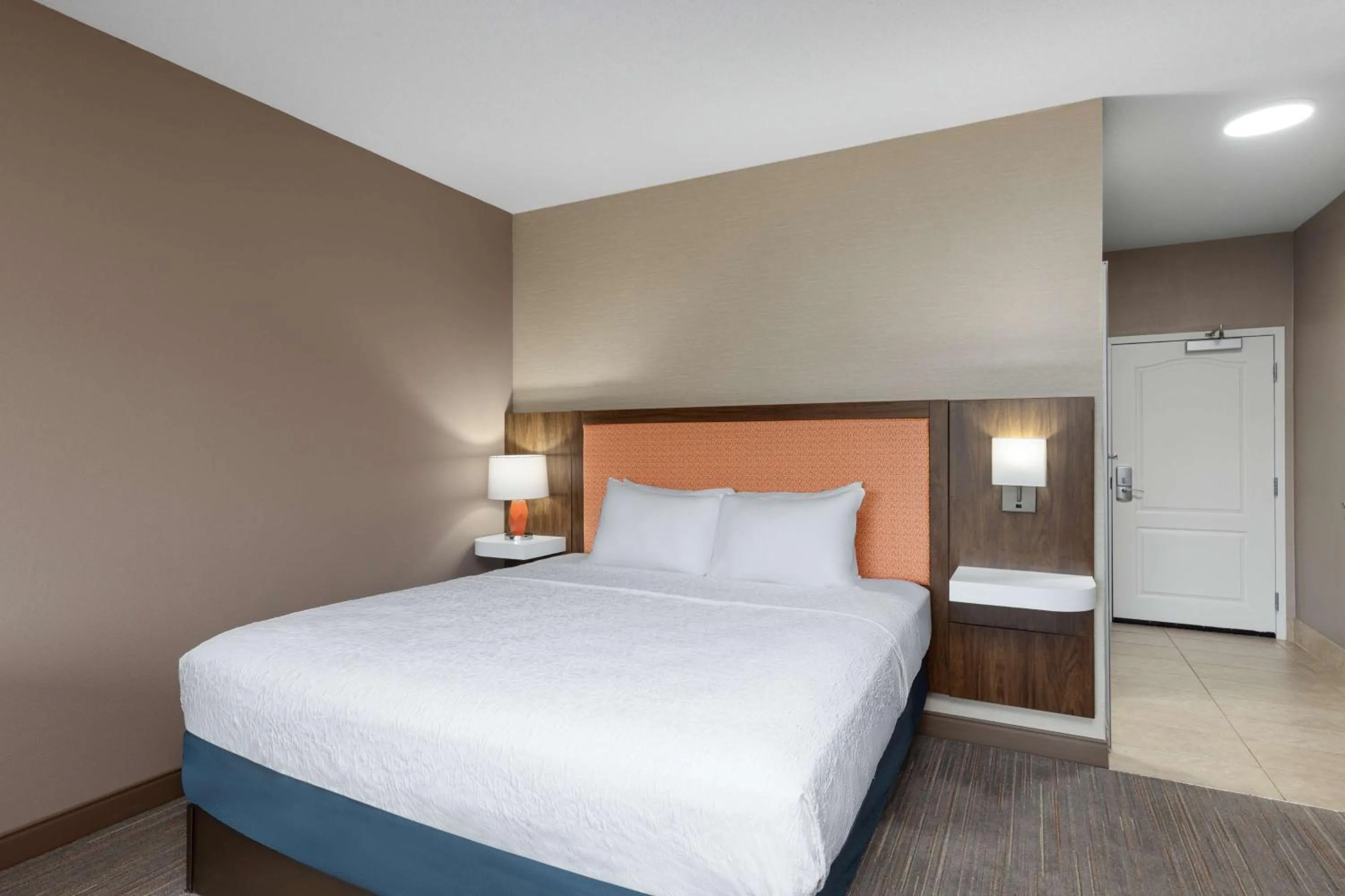 Bed in Hampton Inn & Suites Harrisburg