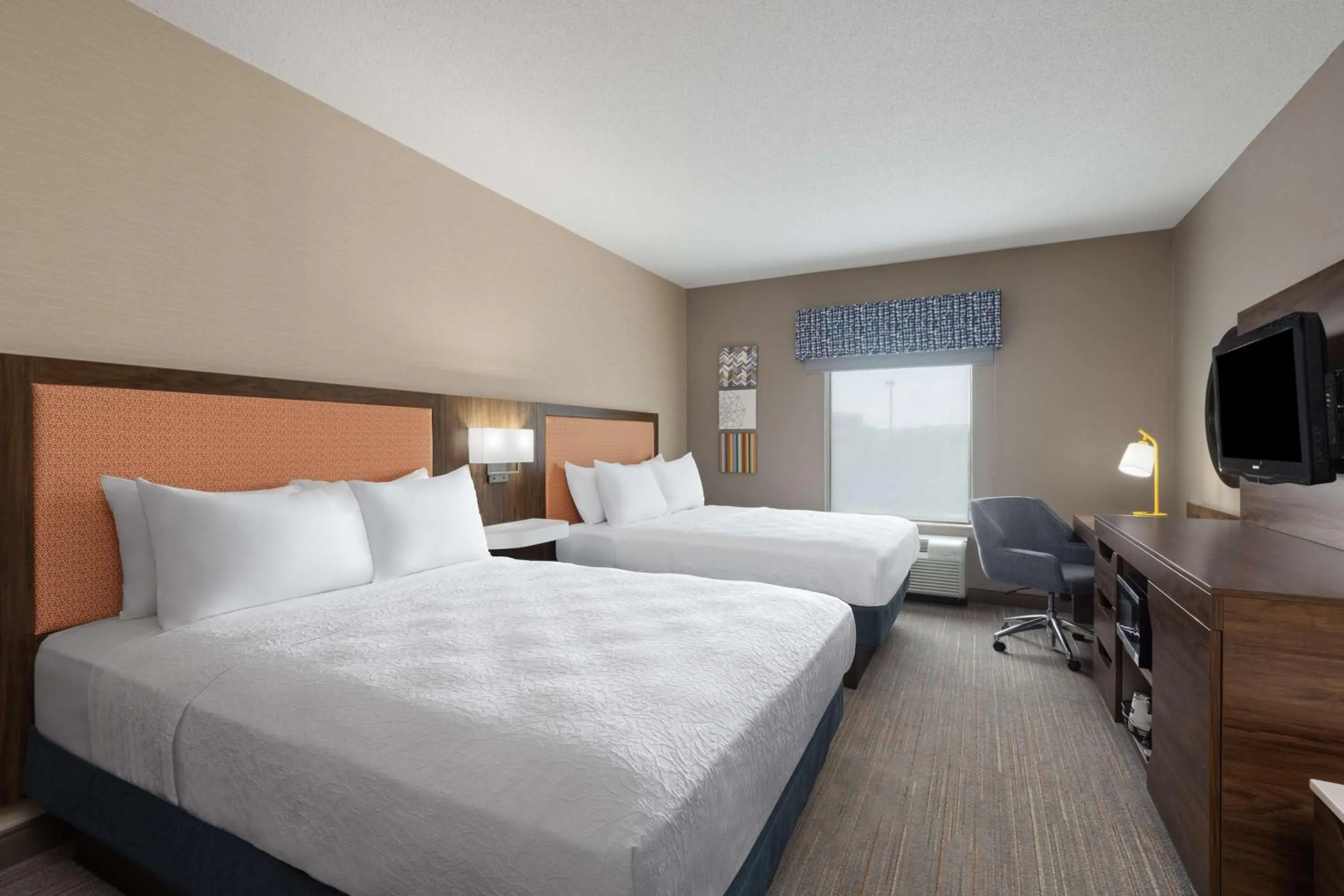 Bedroom, Bed in Hampton Inn & Suites Harrisburg