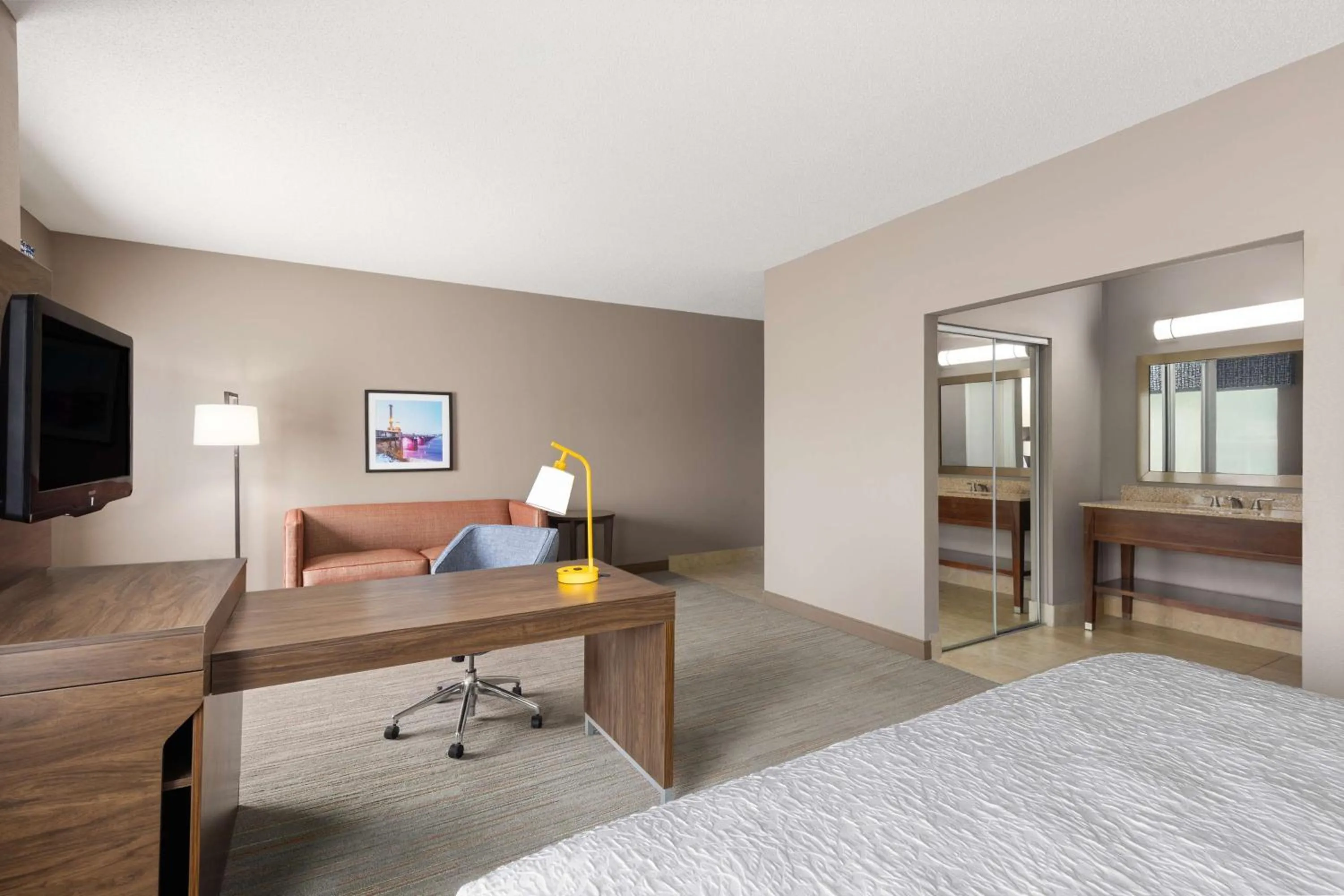 Bedroom, Bed in Hampton Inn & Suites Harrisburg