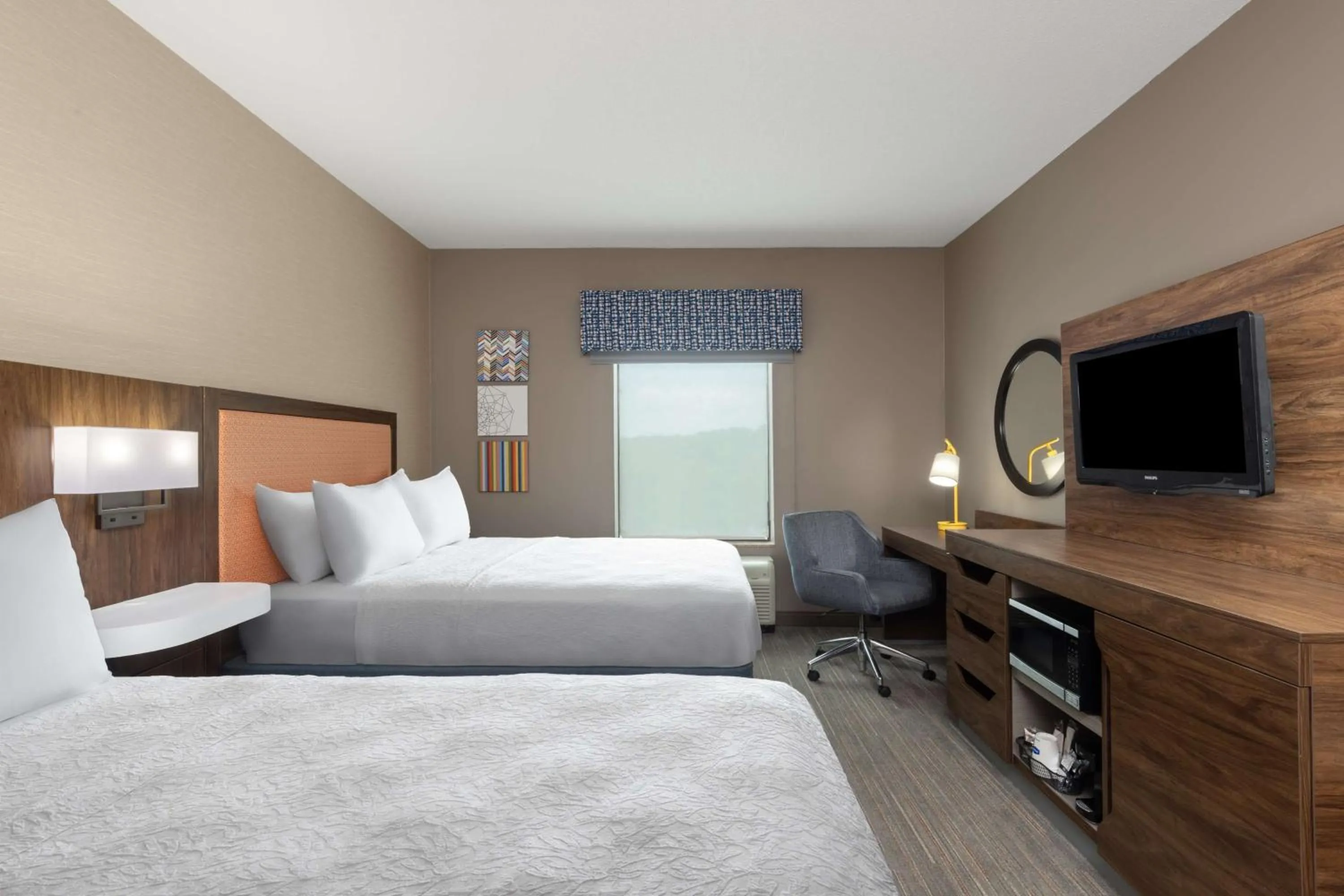 Bedroom, Bed in Hampton Inn & Suites Harrisburg