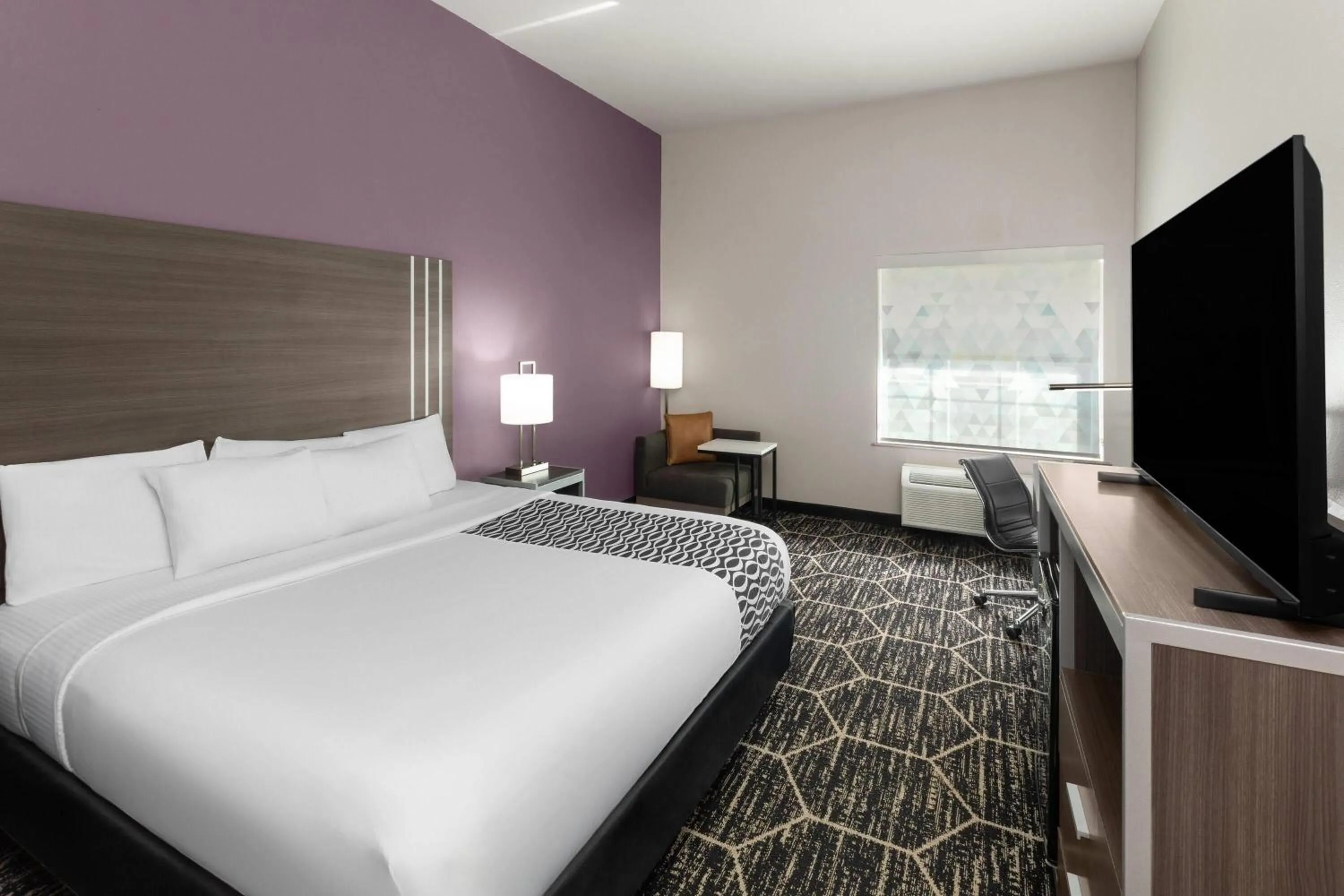 Photo of the whole room, Bed in La Quinta by Wyndham Boutte