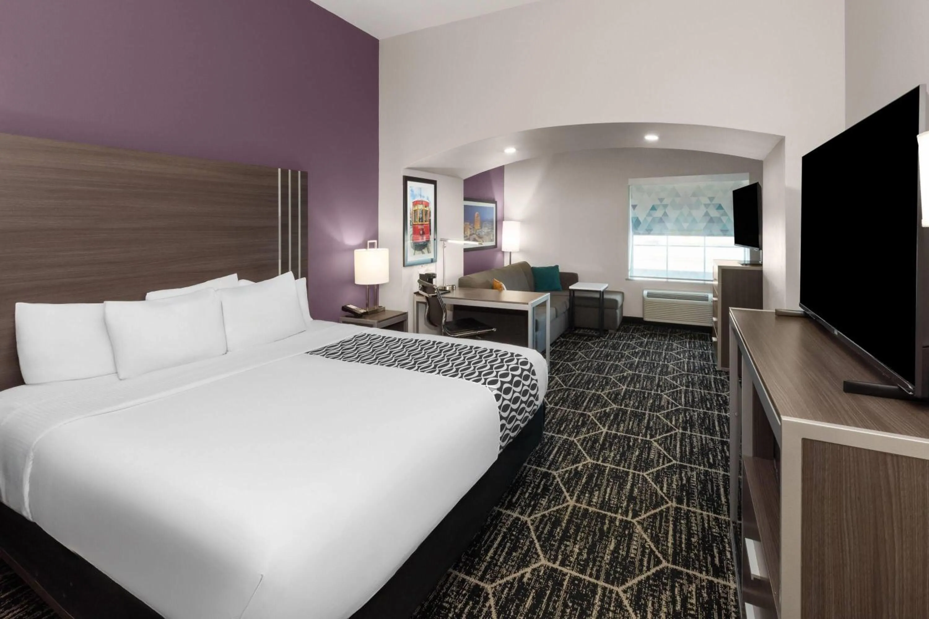 Photo of the whole room, Bed in La Quinta by Wyndham Boutte