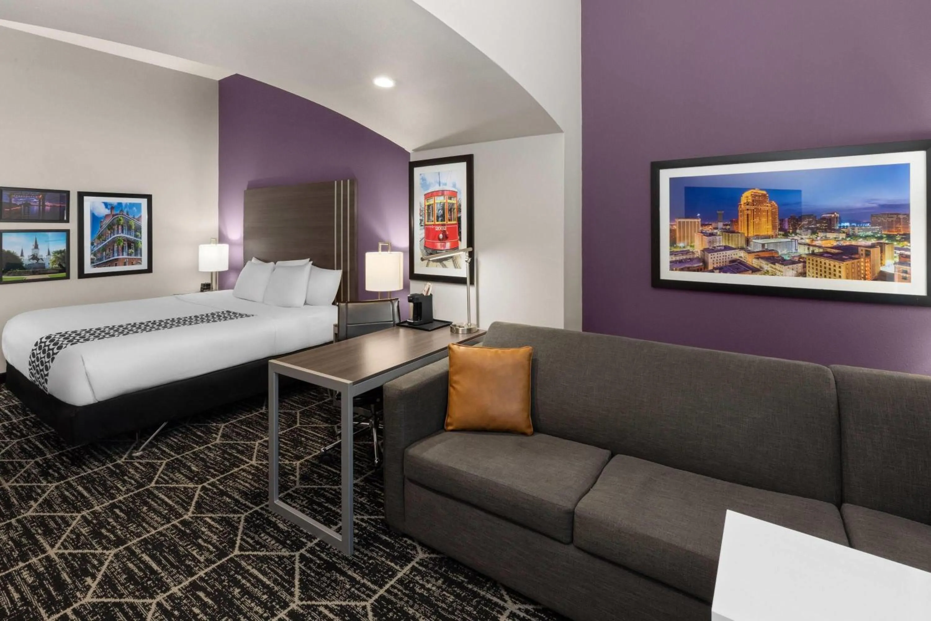 Photo of the whole room, Bed in La Quinta by Wyndham Boutte