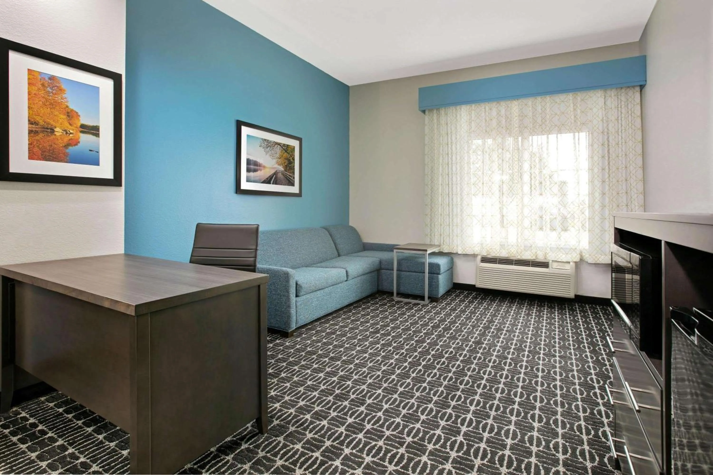 Photo of the whole room in La Quinta by Wyndham Sulphur Springs