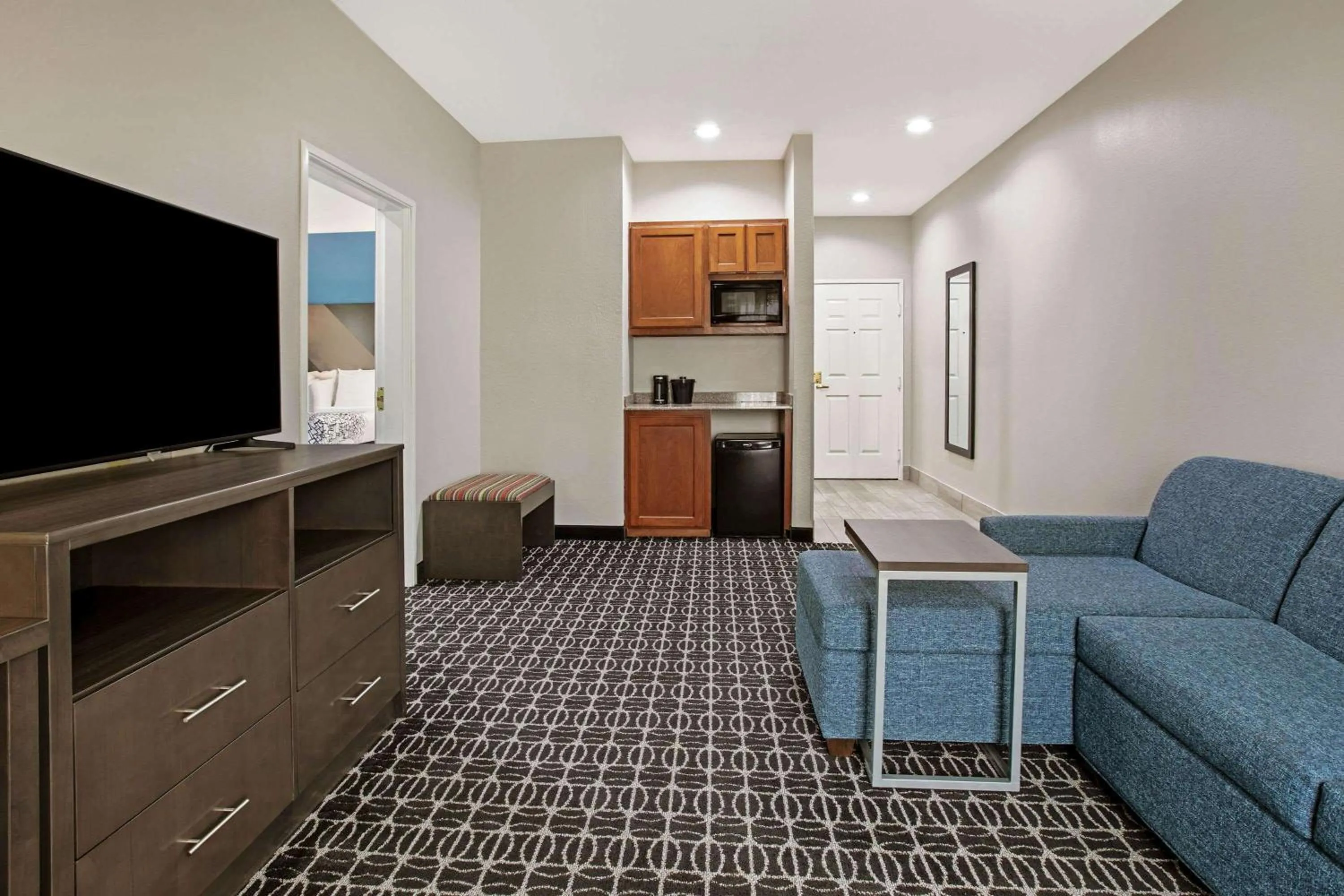 Photo of the whole room in La Quinta by Wyndham Sulphur Springs