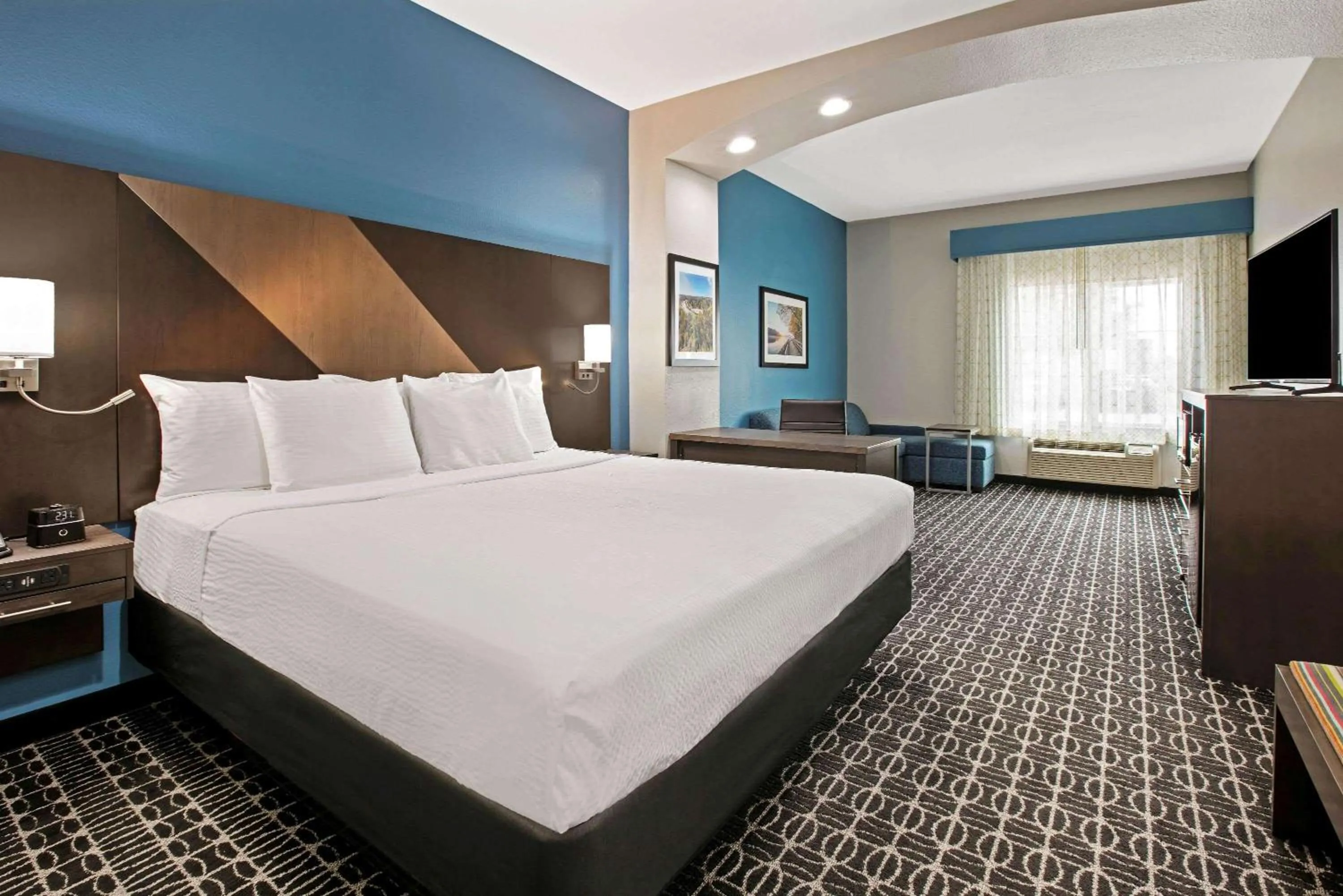 Photo of the whole room, Bed in La Quinta by Wyndham Sulphur Springs