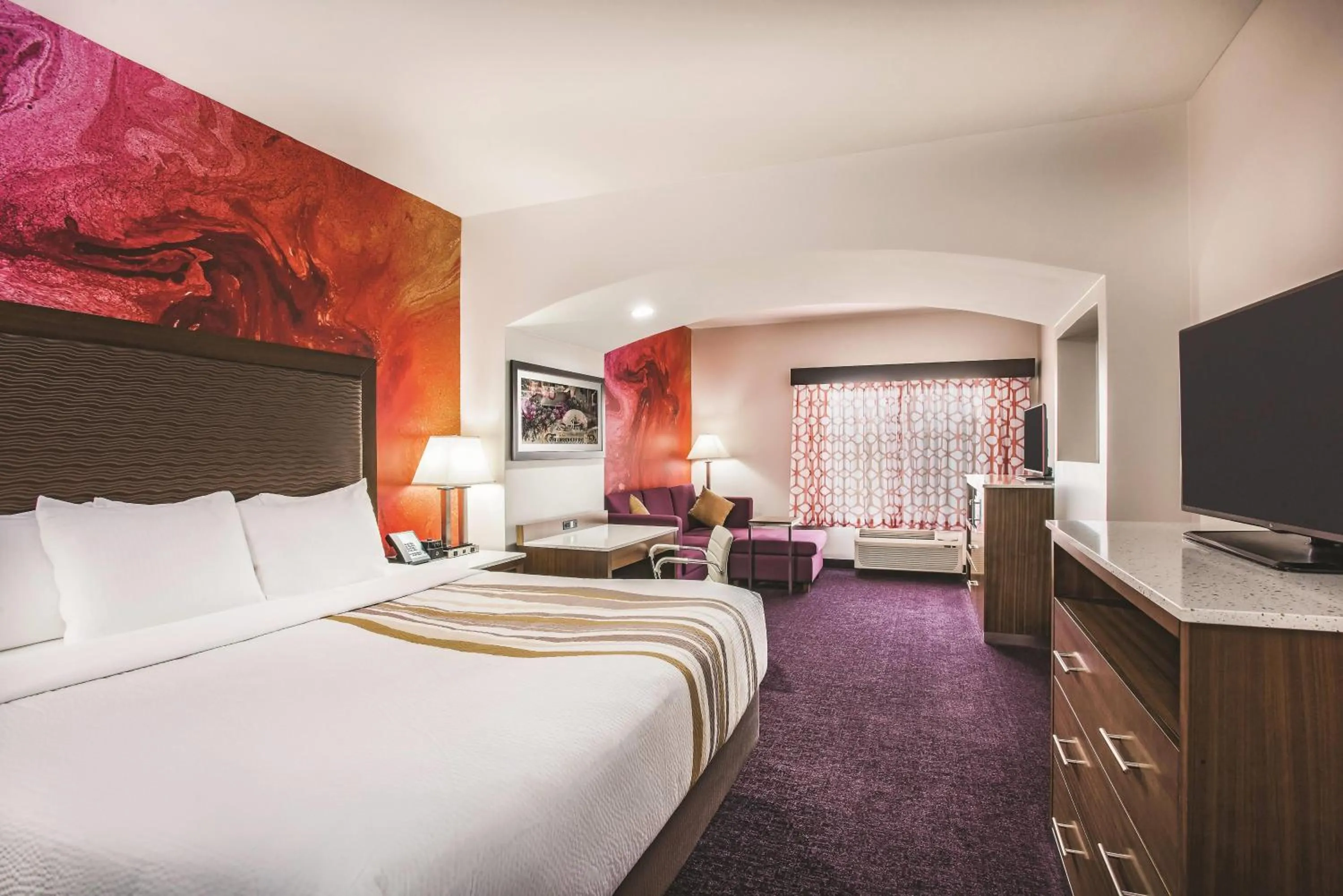 Photo of the whole room, Bed in La Quinta by Wyndham Chambersburg