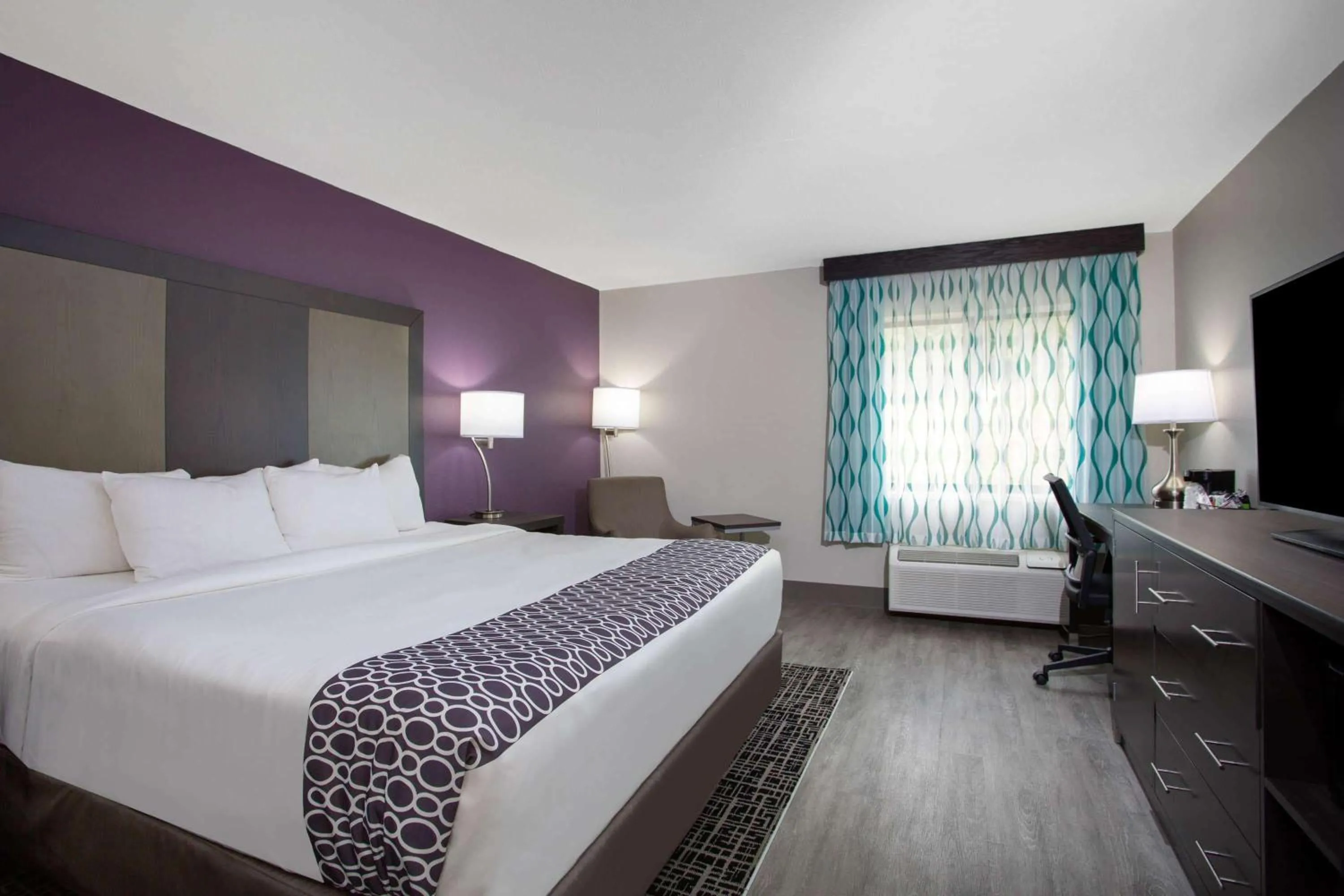 Photo of the whole room, Bed in La Quinta Inn by Wyndham Roanoke Salem