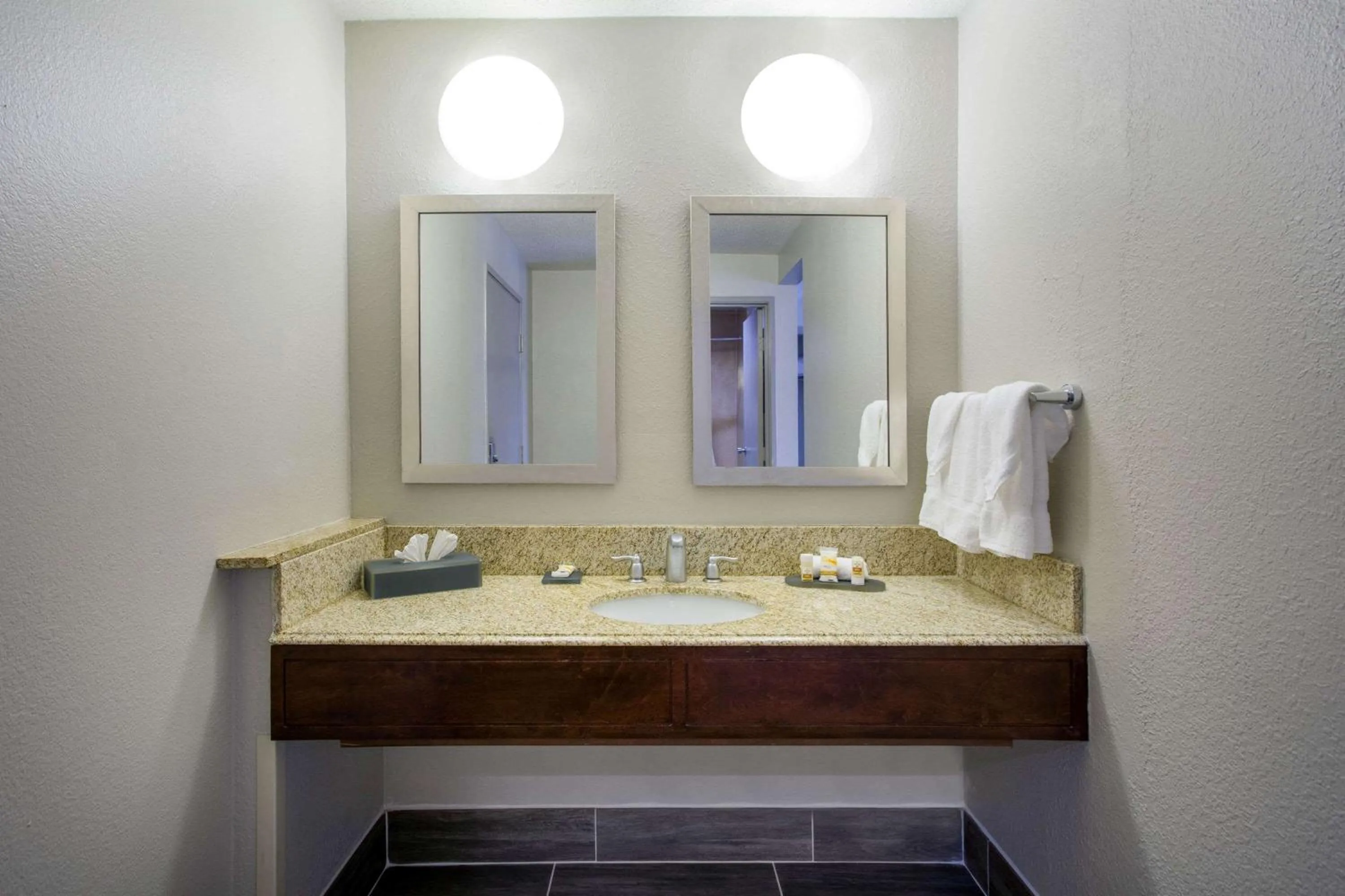 Bathroom in La Quinta Inn by Wyndham Roanoke Salem