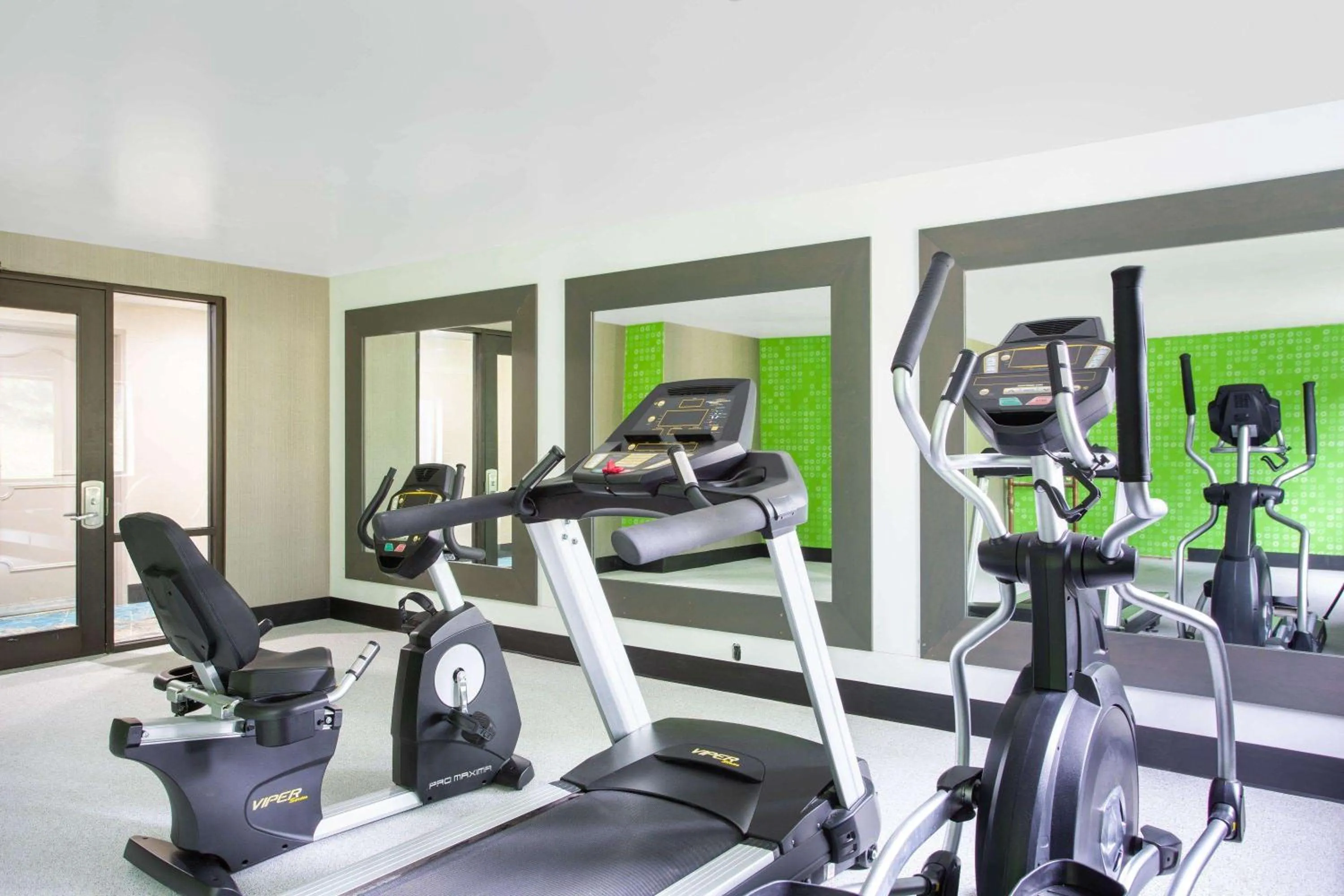 Fitness centre/facilities in La Quinta Inn by Wyndham Roanoke Salem