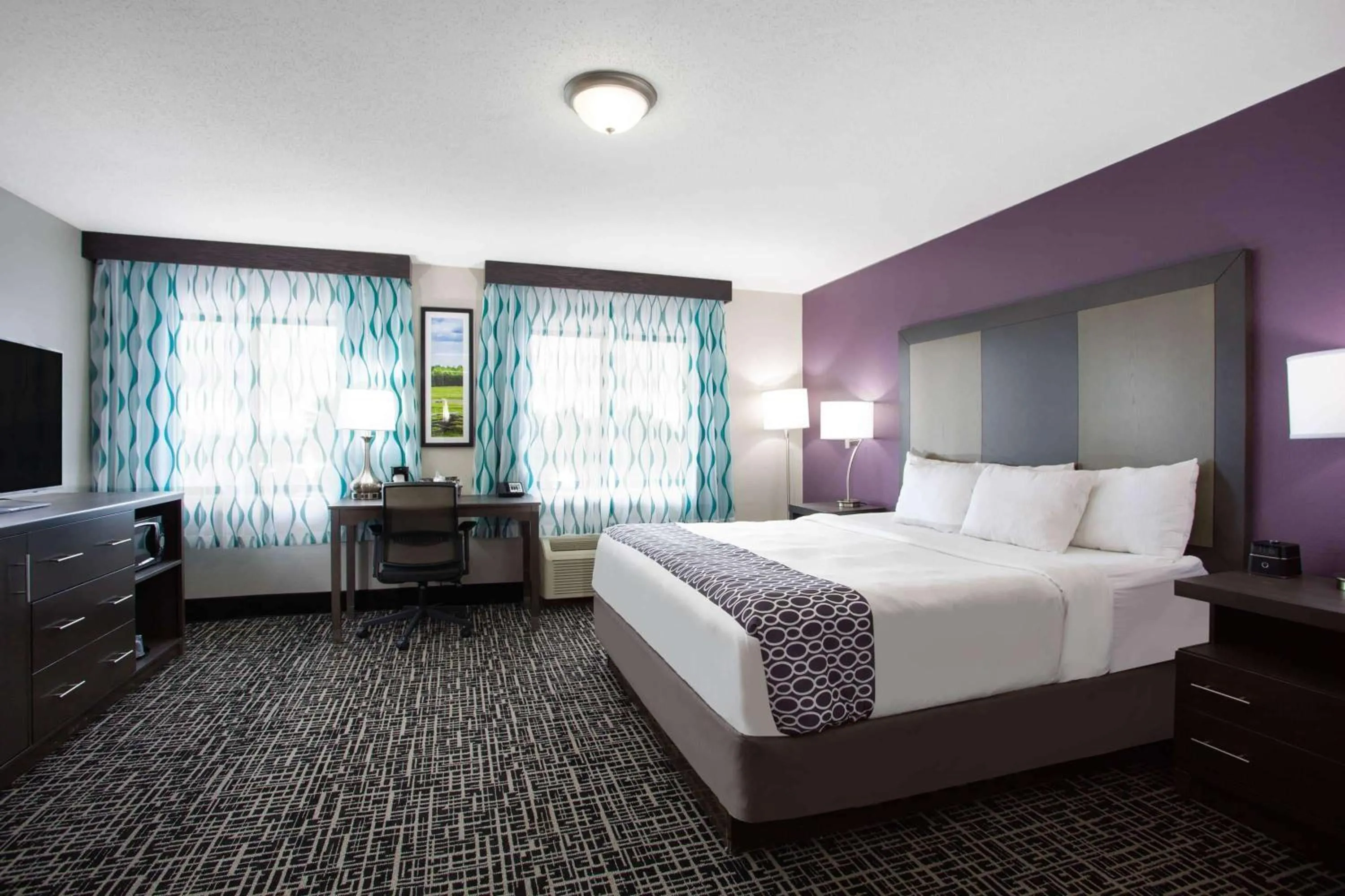 Photo of the whole room, Bed in La Quinta Inn by Wyndham Roanoke Salem
