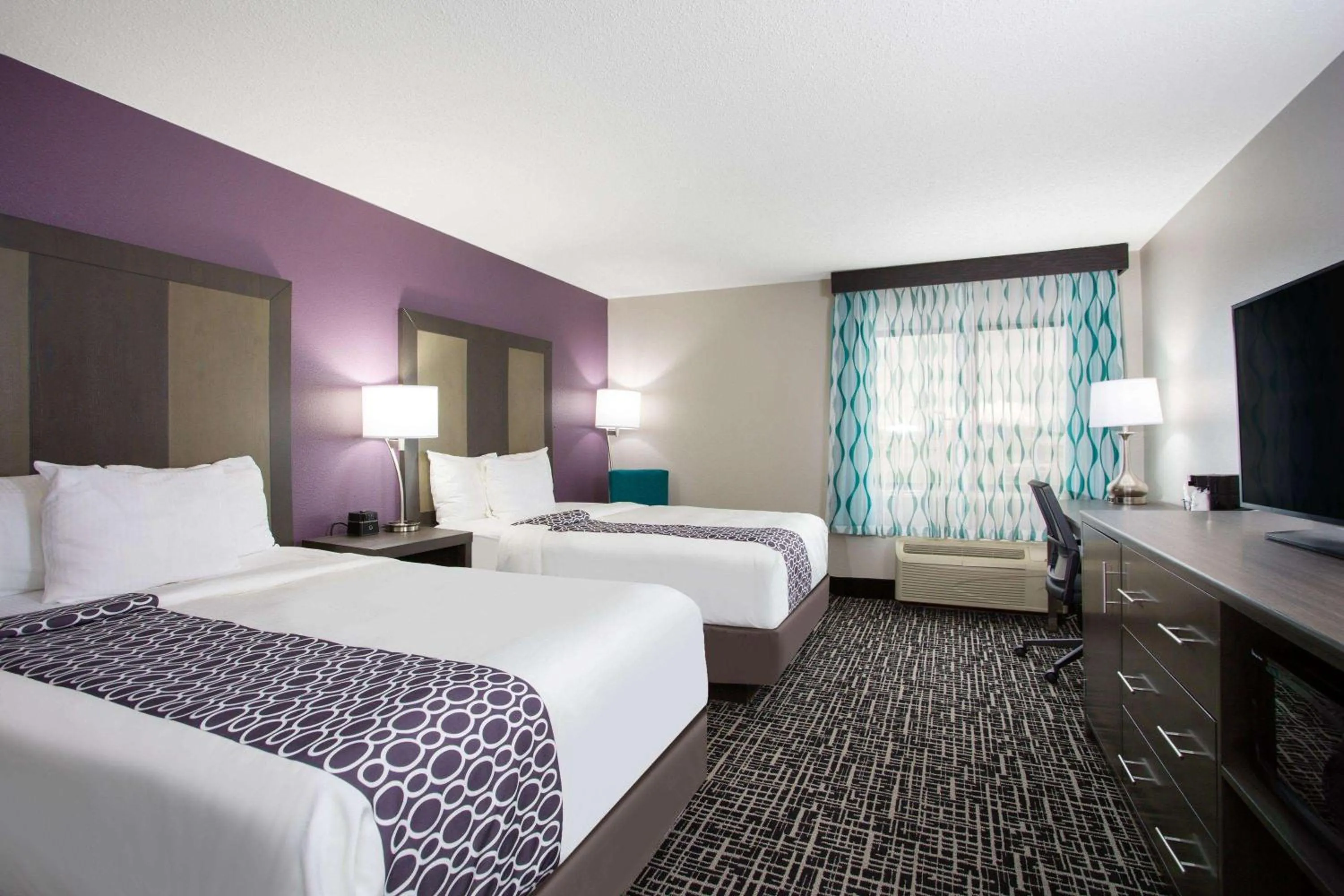 Photo of the whole room, Bed in La Quinta Inn by Wyndham Roanoke Salem