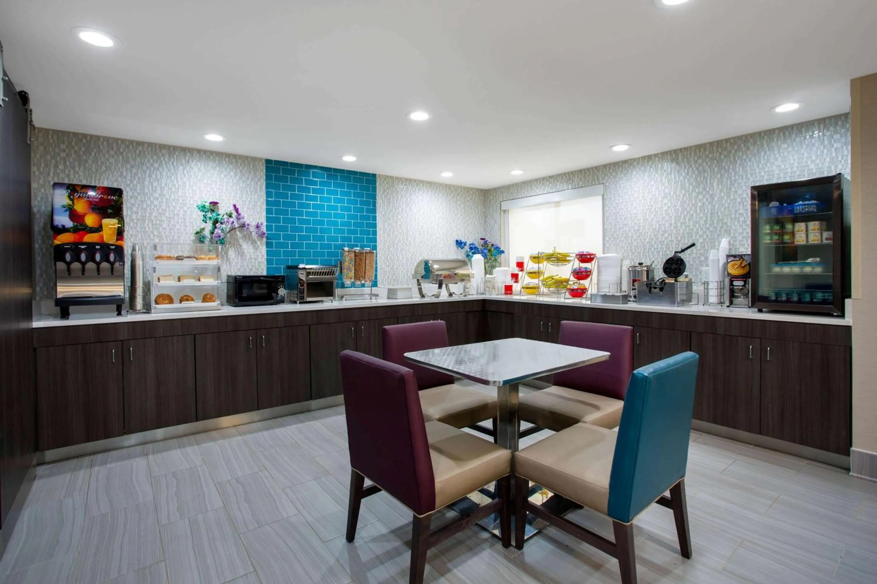 Restaurant/places to eat in La Quinta Inn by Wyndham Roanoke Salem