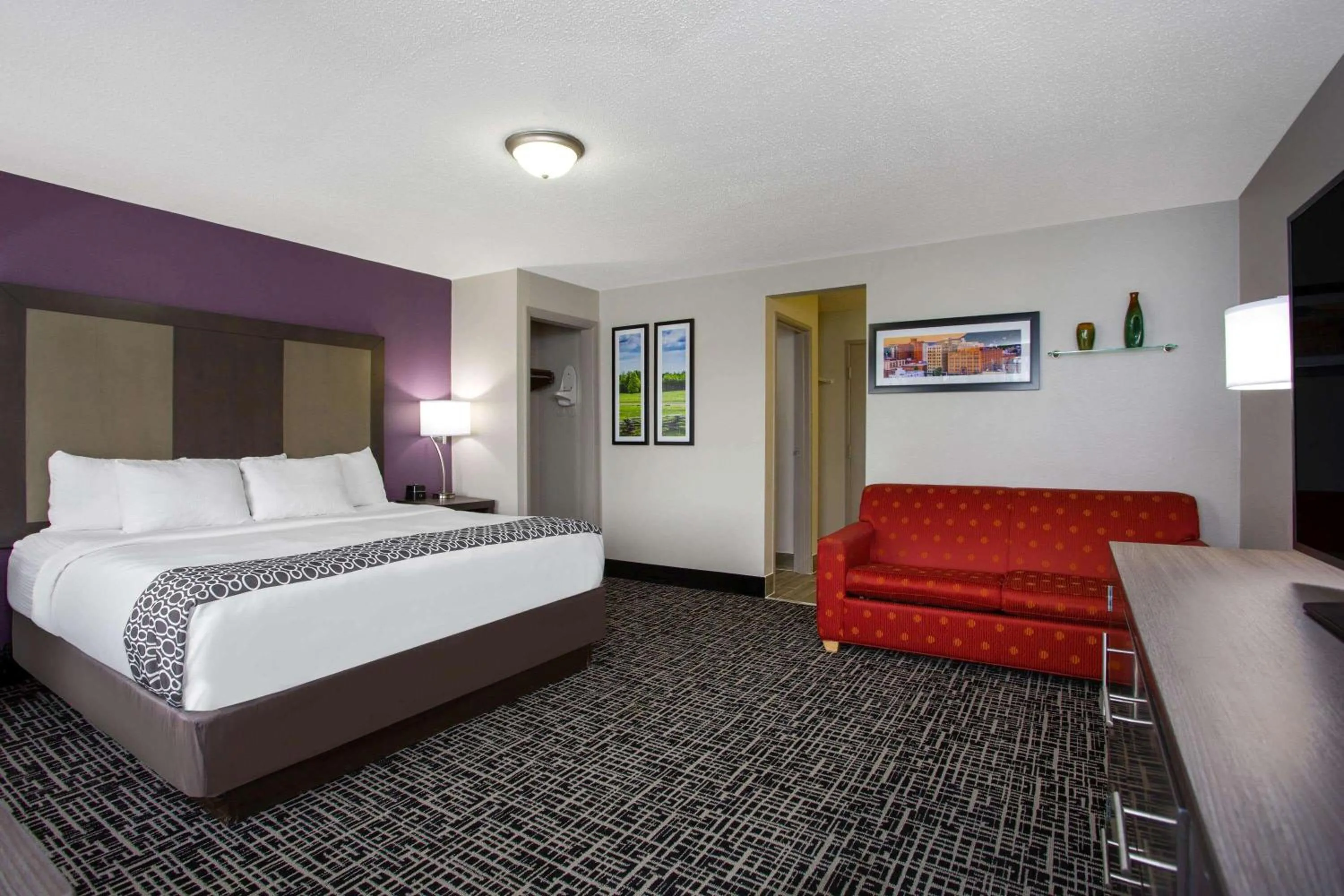 Photo of the whole room, Bed in La Quinta Inn by Wyndham Roanoke Salem