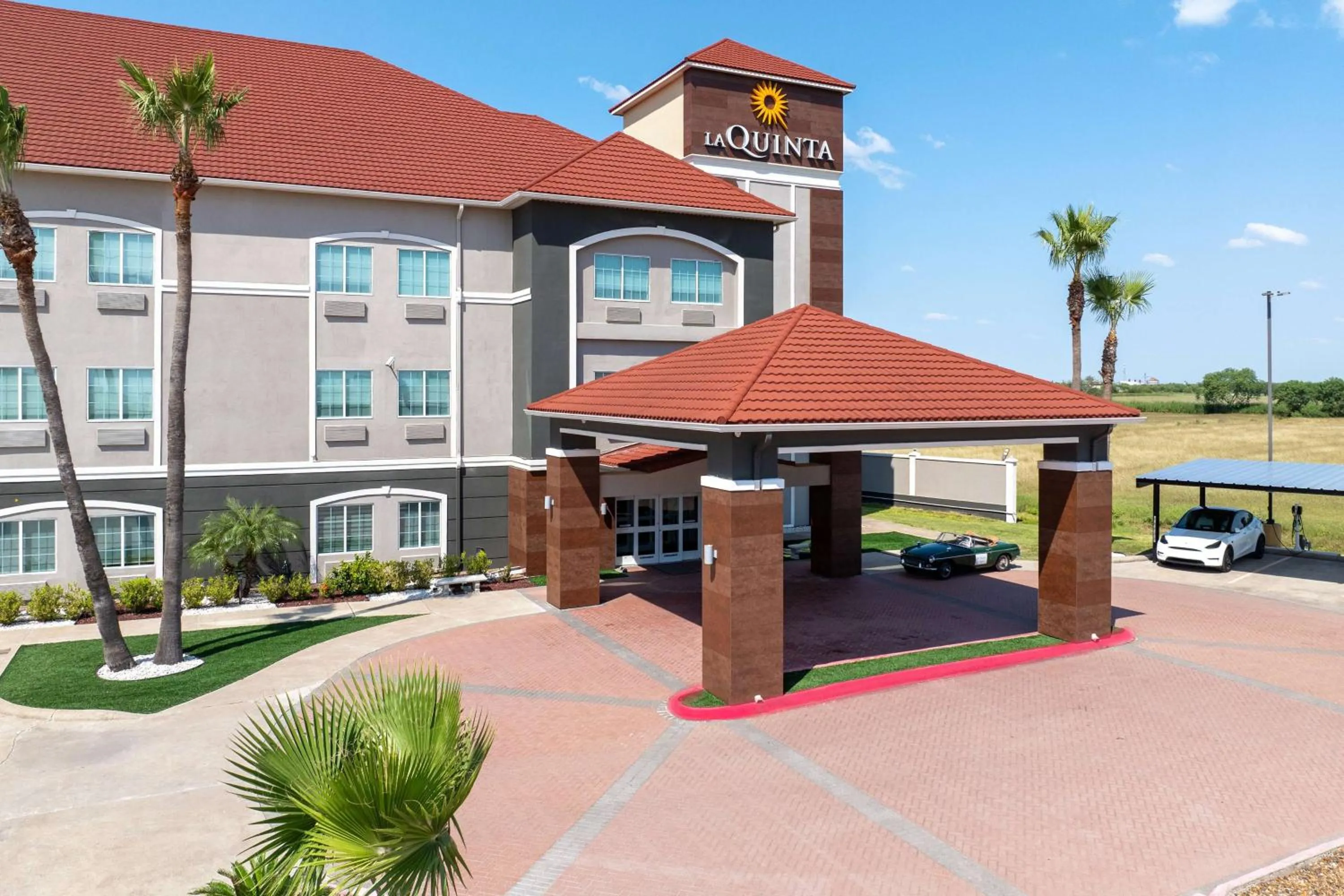 Property building in La Quinta Inn Suites by Wyndham Raymondville Harlingen
