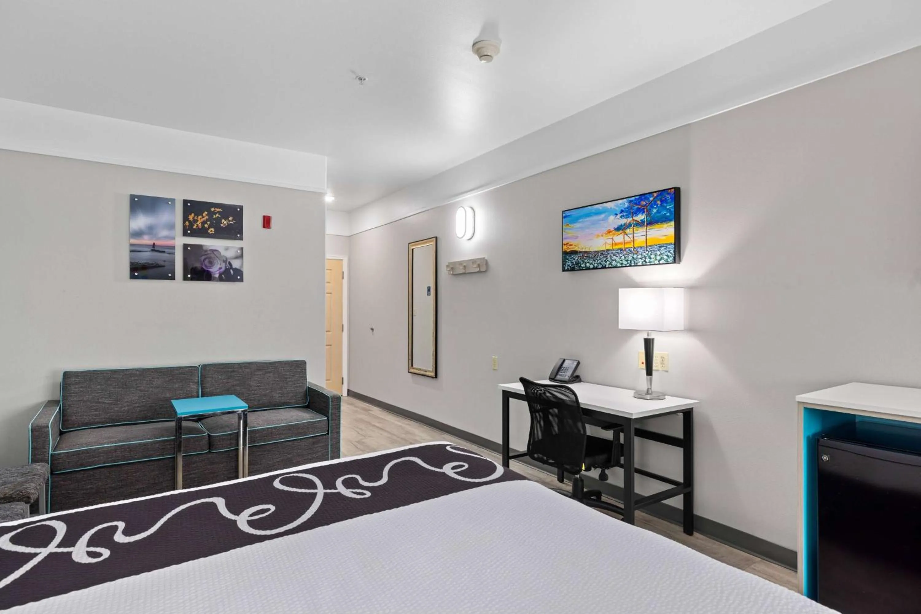 Photo of the whole room, Bed in La Quinta Inn Suites by Wyndham Raymondville Harlingen