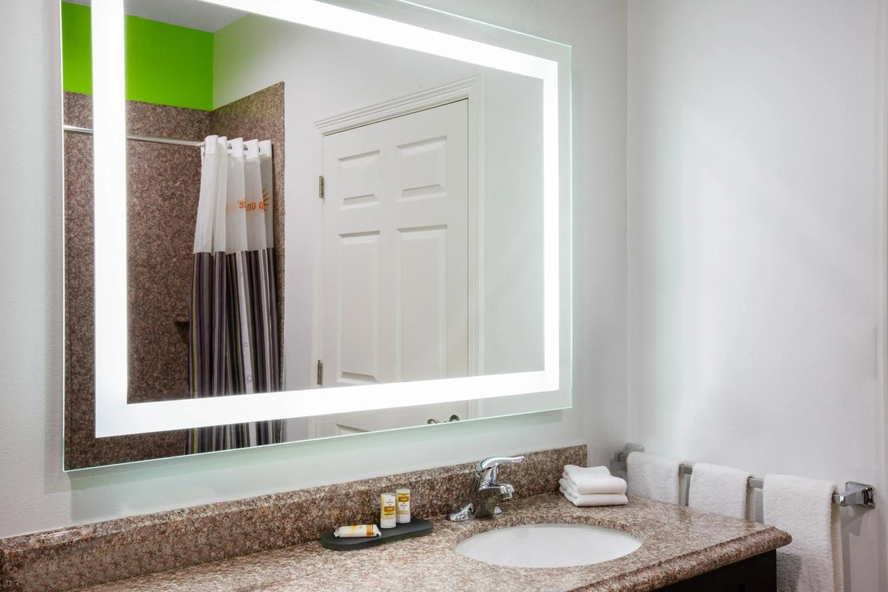 Bathroom in La Quinta Inn Suites by Wyndham Raymondville Harlingen