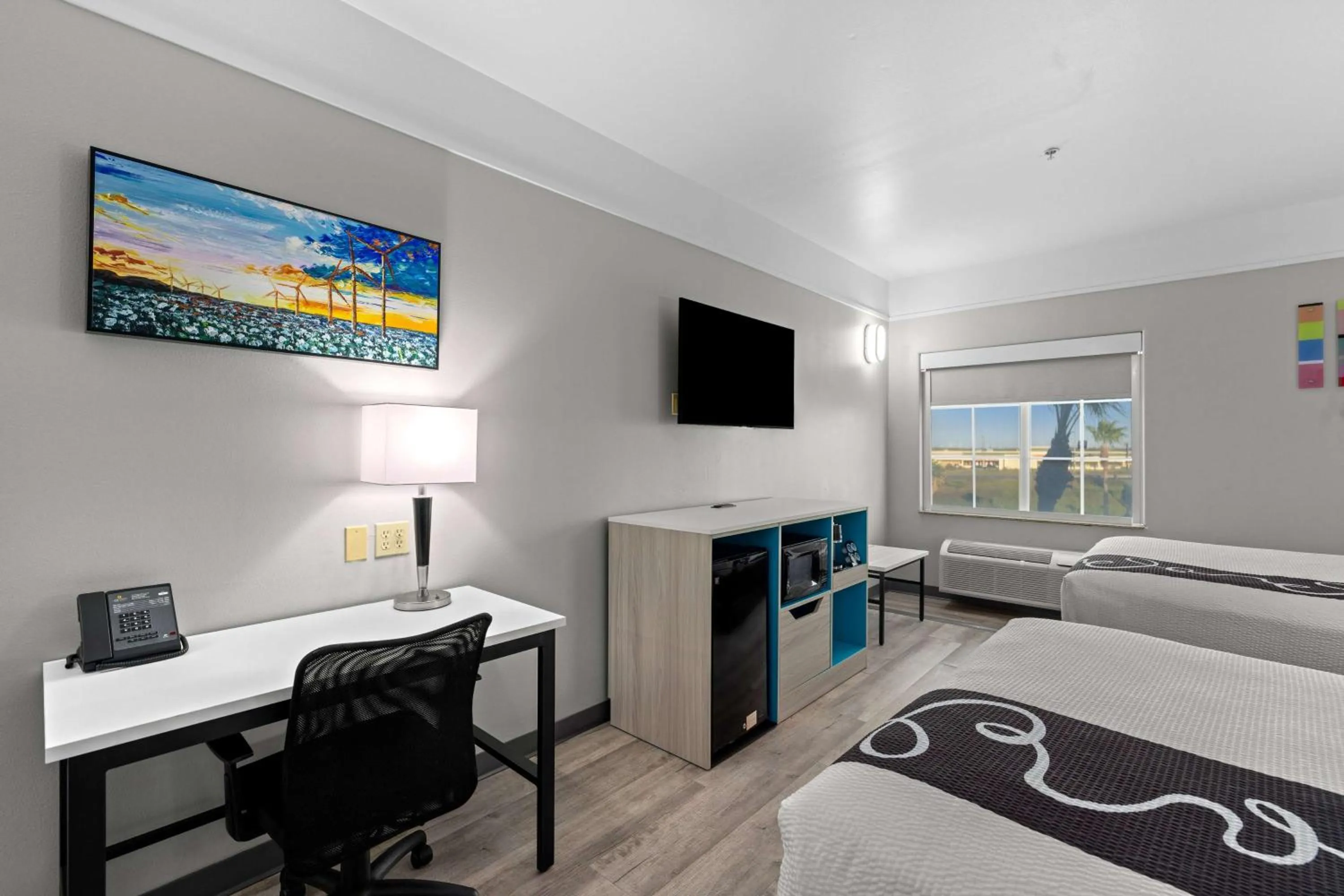 Photo of the whole room, Bed in La Quinta Inn Suites by Wyndham Raymondville Harlingen