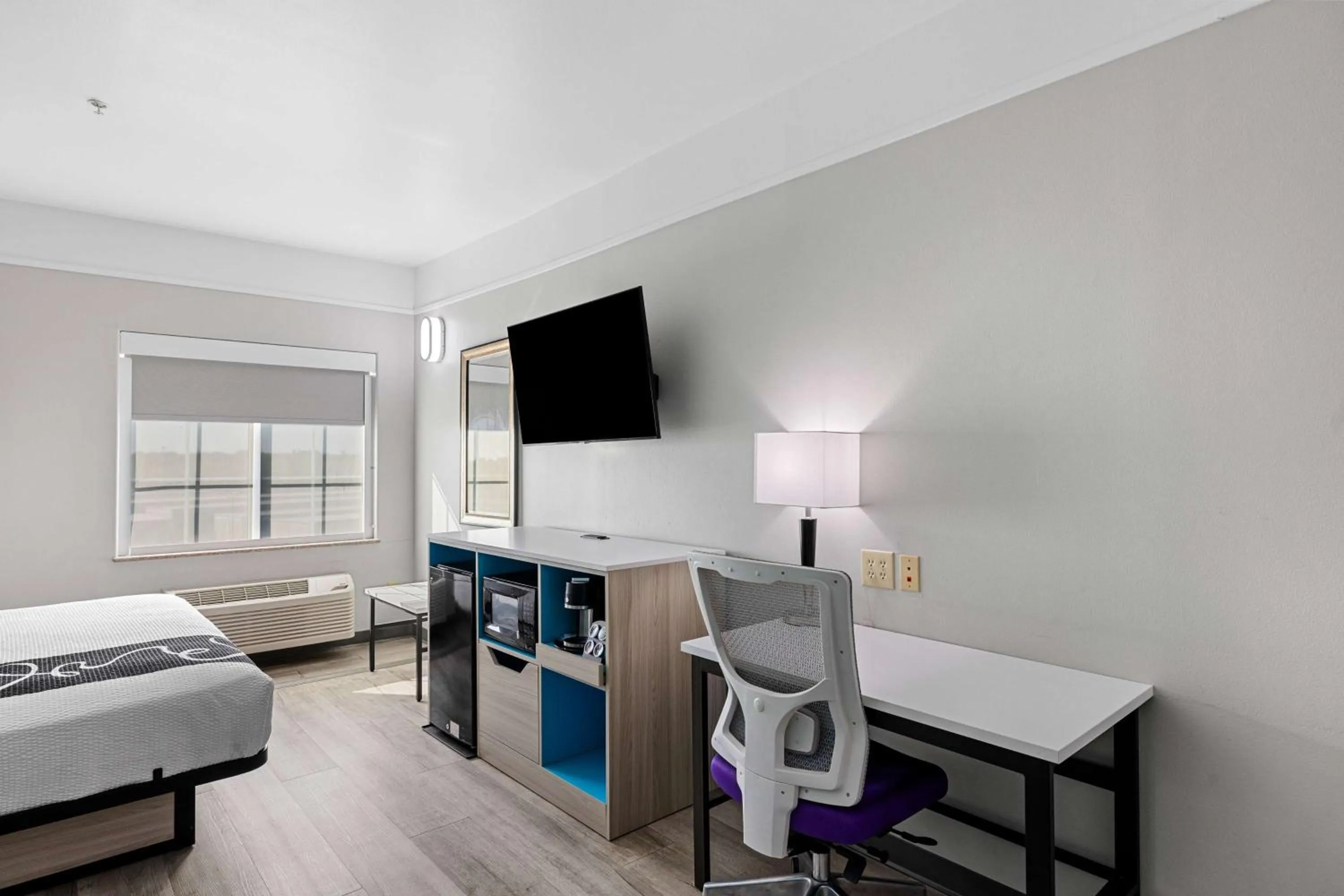 Photo of the whole room, Bed in La Quinta Inn Suites by Wyndham Raymondville Harlingen