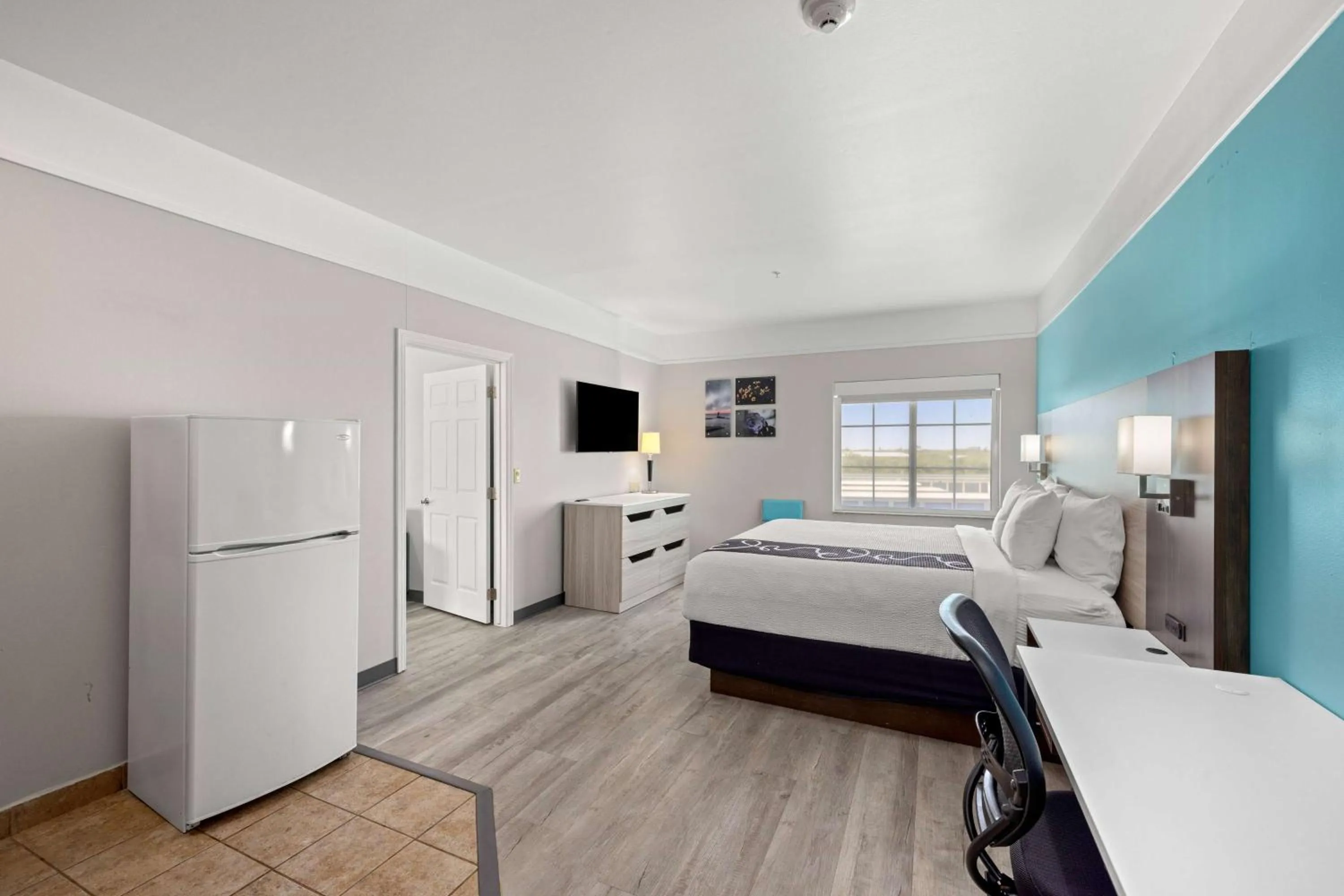 Photo of the whole room, Bed in La Quinta Inn Suites by Wyndham Raymondville Harlingen