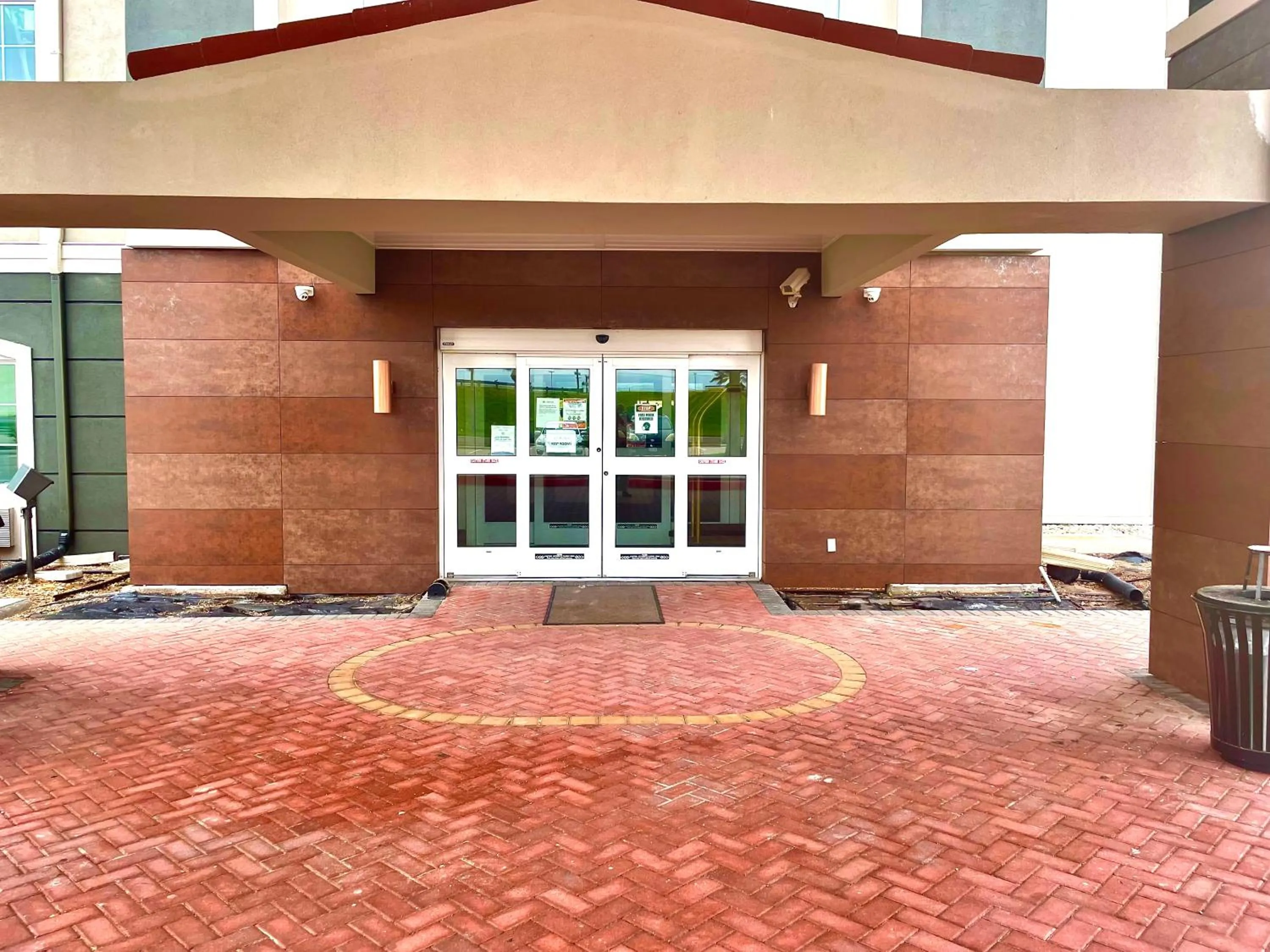 Property building in La Quinta Inn Suites by Wyndham Raymondville Harlingen