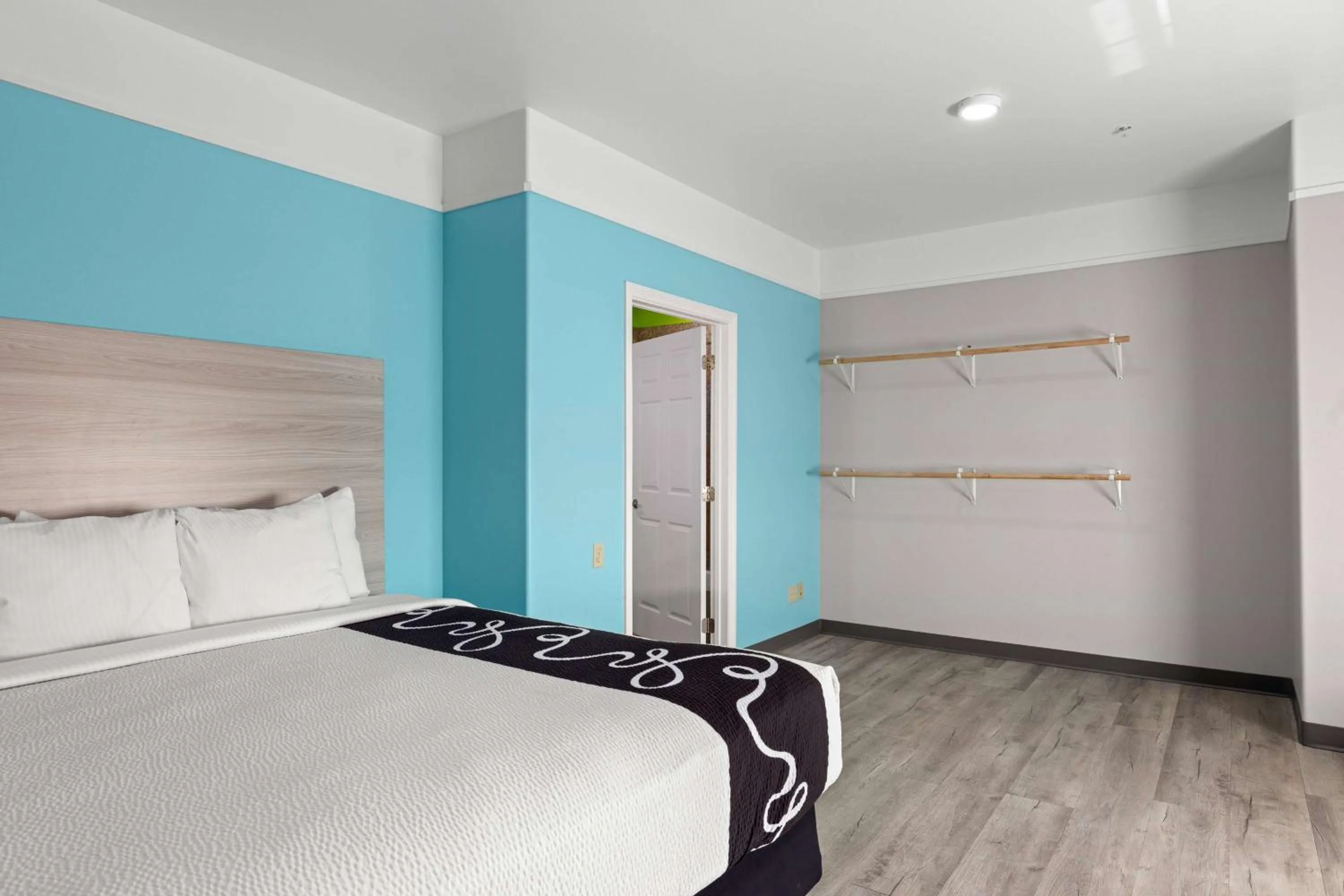 Bed in La Quinta Inn Suites by Wyndham Raymondville Harlingen