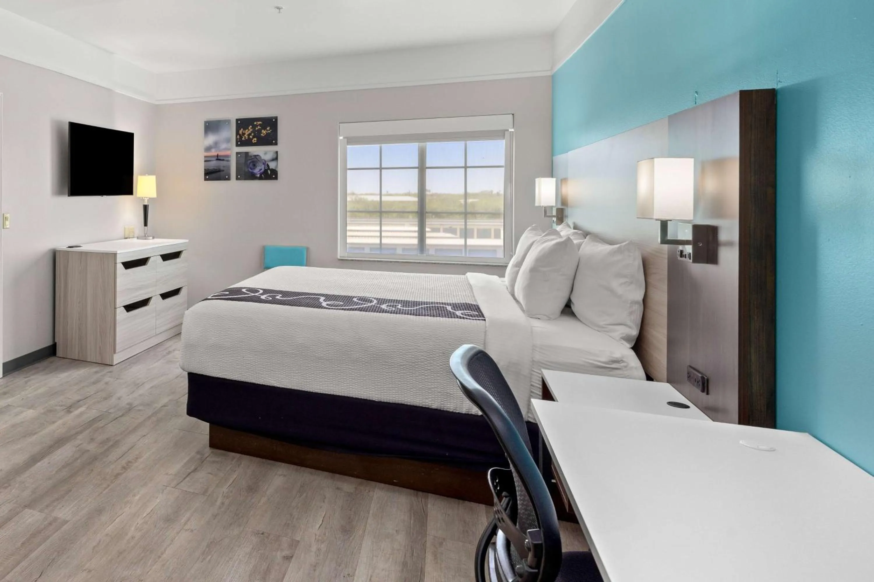 Photo of the whole room, Bed in La Quinta Inn Suites by Wyndham Raymondville Harlingen