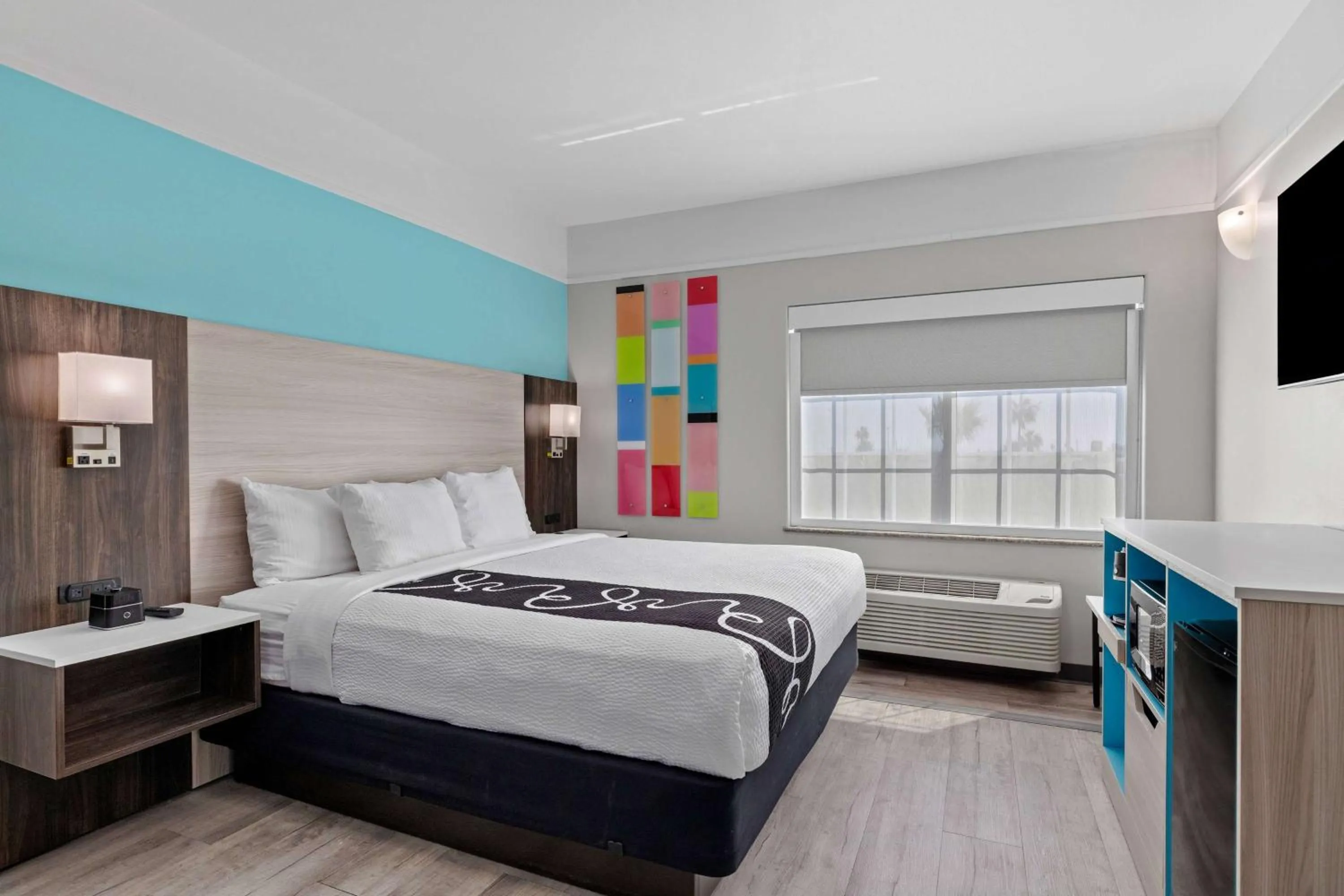 Photo of the whole room, Bed in La Quinta Inn Suites by Wyndham Raymondville Harlingen